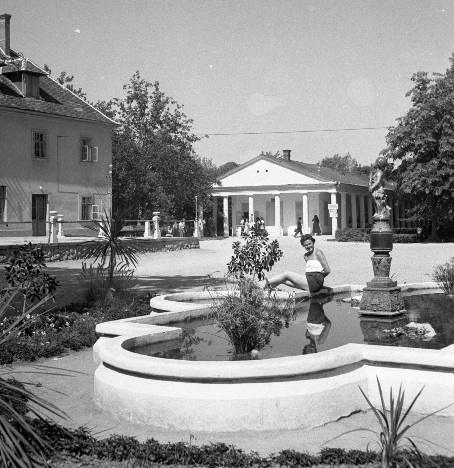 Magyarország, Harkány, gyógyfürdő., 1958, Gyöngyi, szökőkút, Fortepan #44228