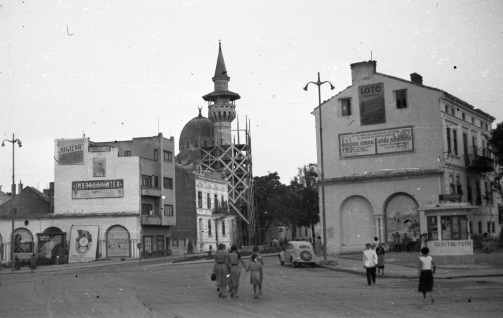 Romania, Constanța, Piata Ovidiu, háttérben a Károly-mecset., 1957, Gyöngyi, ad, street view, genre painting, lamp post, automobile, scaffolding, mosque, romanesque revival architect, Byzantine Revival architecture, Victor Ștefănescu-design, Fortepan #44232