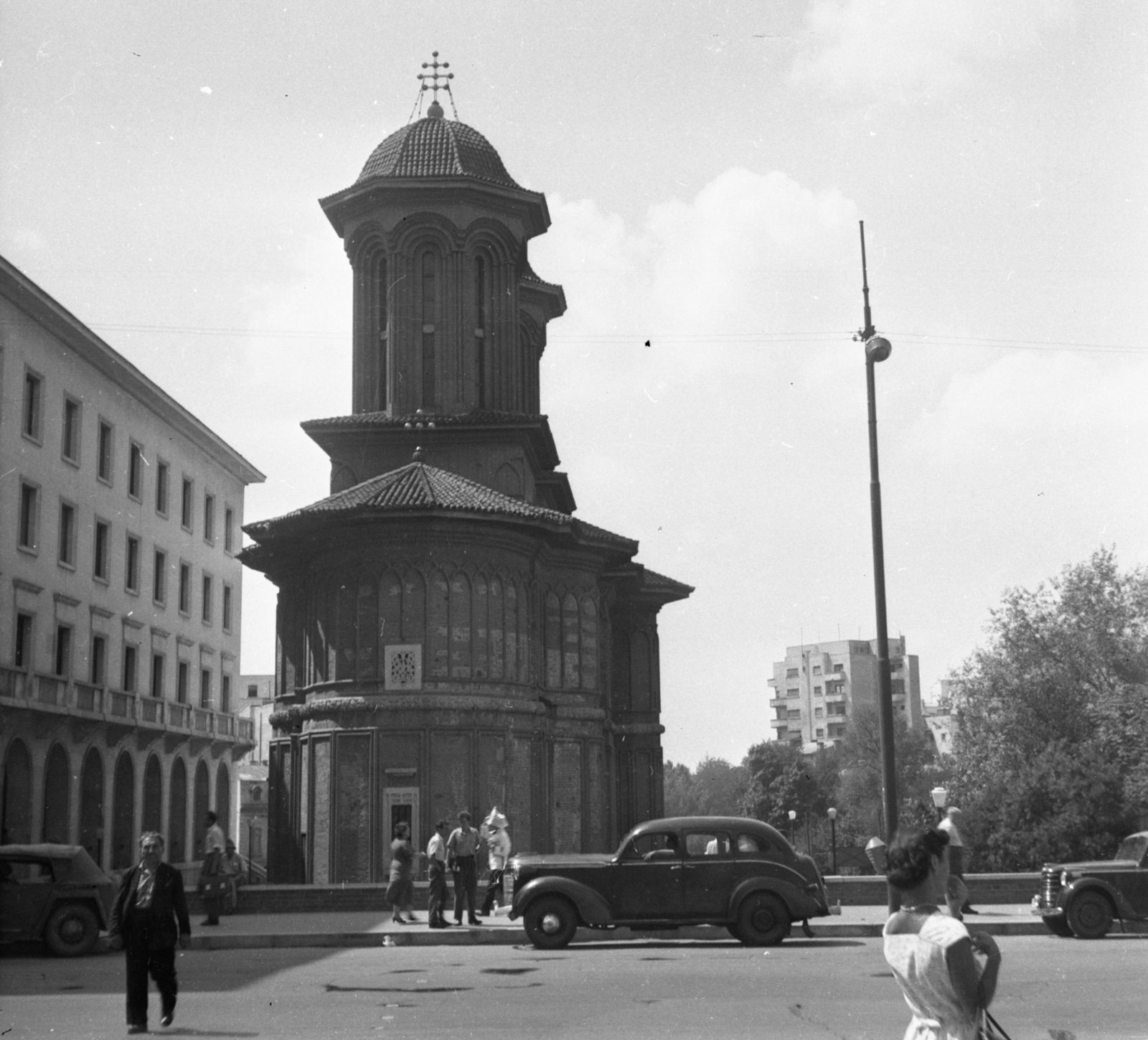 Romania, Bucharest, Calea Victoriei 45. Kretzulescu templom., 1957, Gyöngyi, church, street view, genre painting, automobile, Fortepan #44234