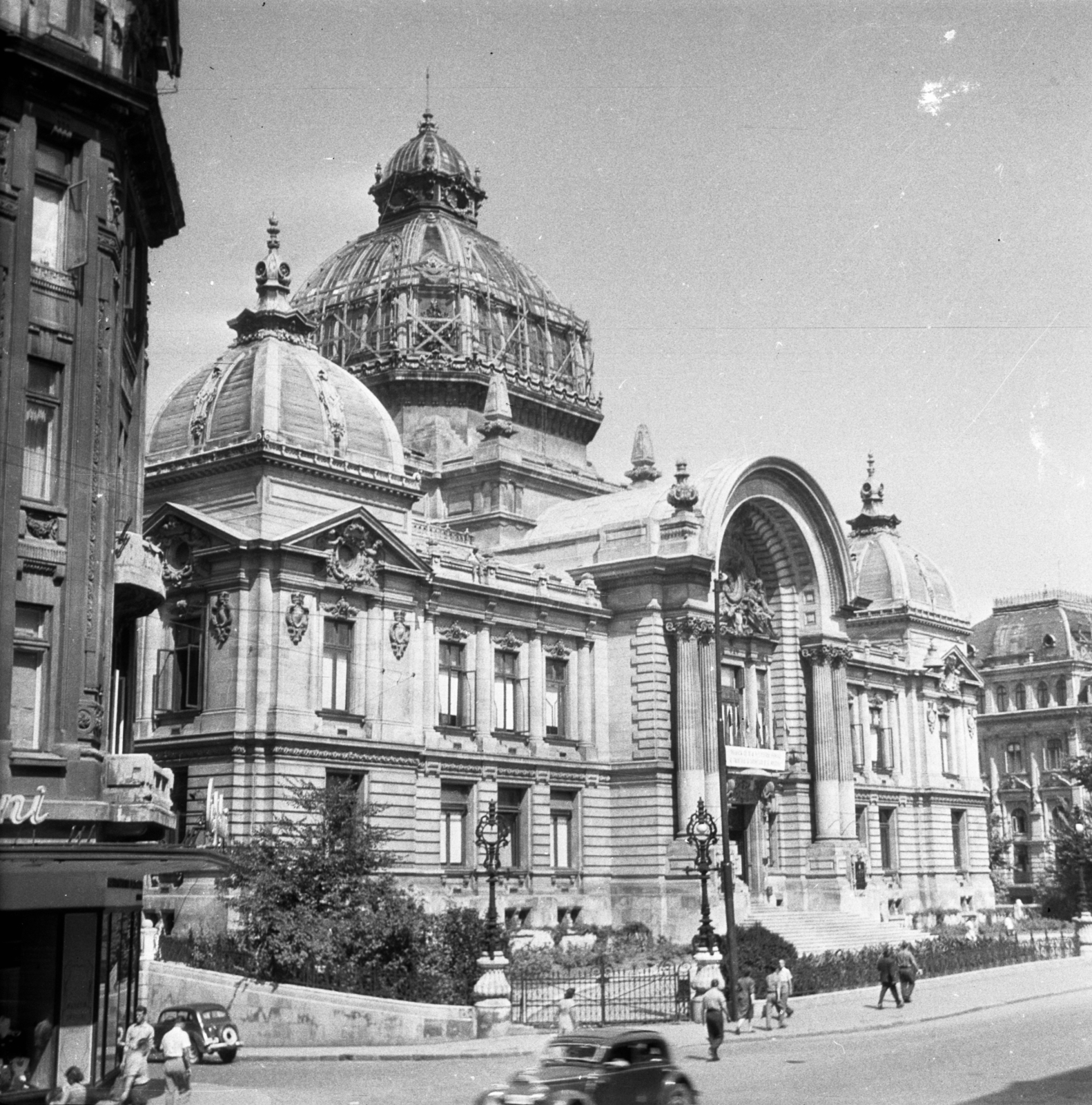 Romania, Bucharest, Calea Victoriei, C.E.C. palota (Román Takarékpénztár)., 1957, Gyöngyi, lamp post, scaffolding, Fortepan #44235