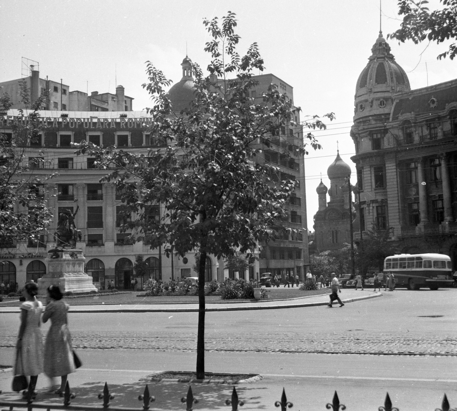 Romania, Bucharest, Egyetem tér (Piata Universităţii), háttérben a Szent Miklós ortodox templom., 1957, Gyöngyi, bus, horse sculpture, Eastern Orthodox Church, Fortepan #44236