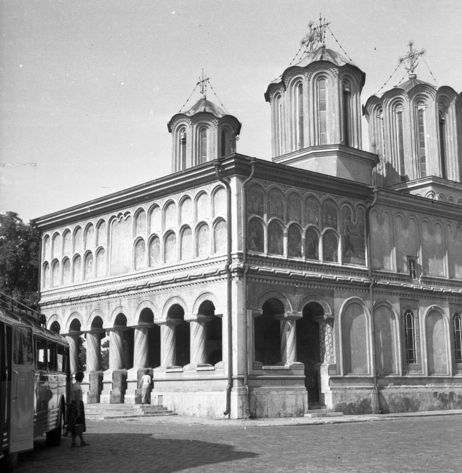 Romania, Bucharest, Patriarchális székesegyház., 1957, Gyöngyi, church, bus, Eastern Orthodox Church, Cathedral, Fortepan #44240