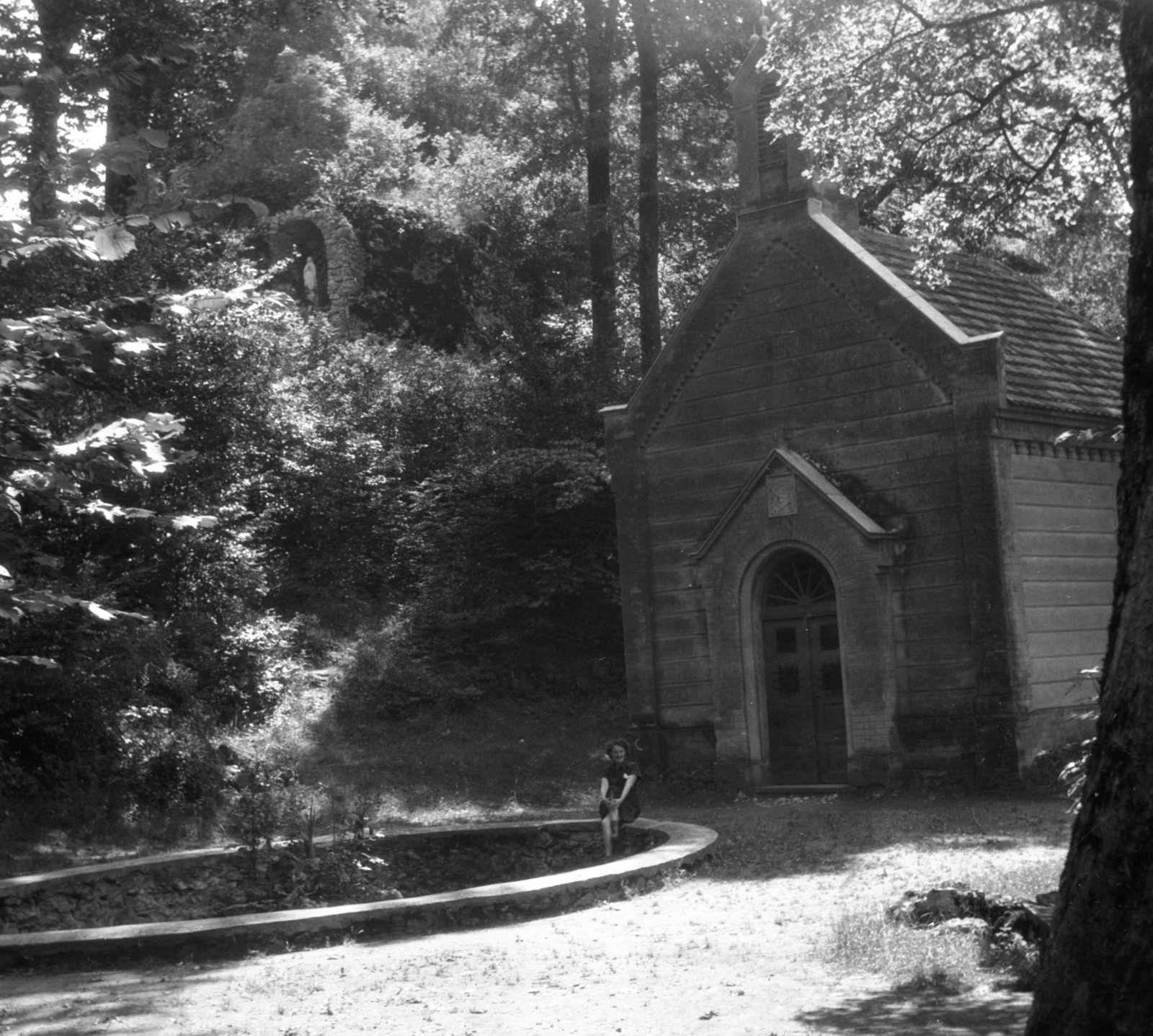Hungary, Bakonybél, Borostyán-kút (Szent-kút) kápolna., 1950, Gyöngyi, chapel, Fortepan #44242