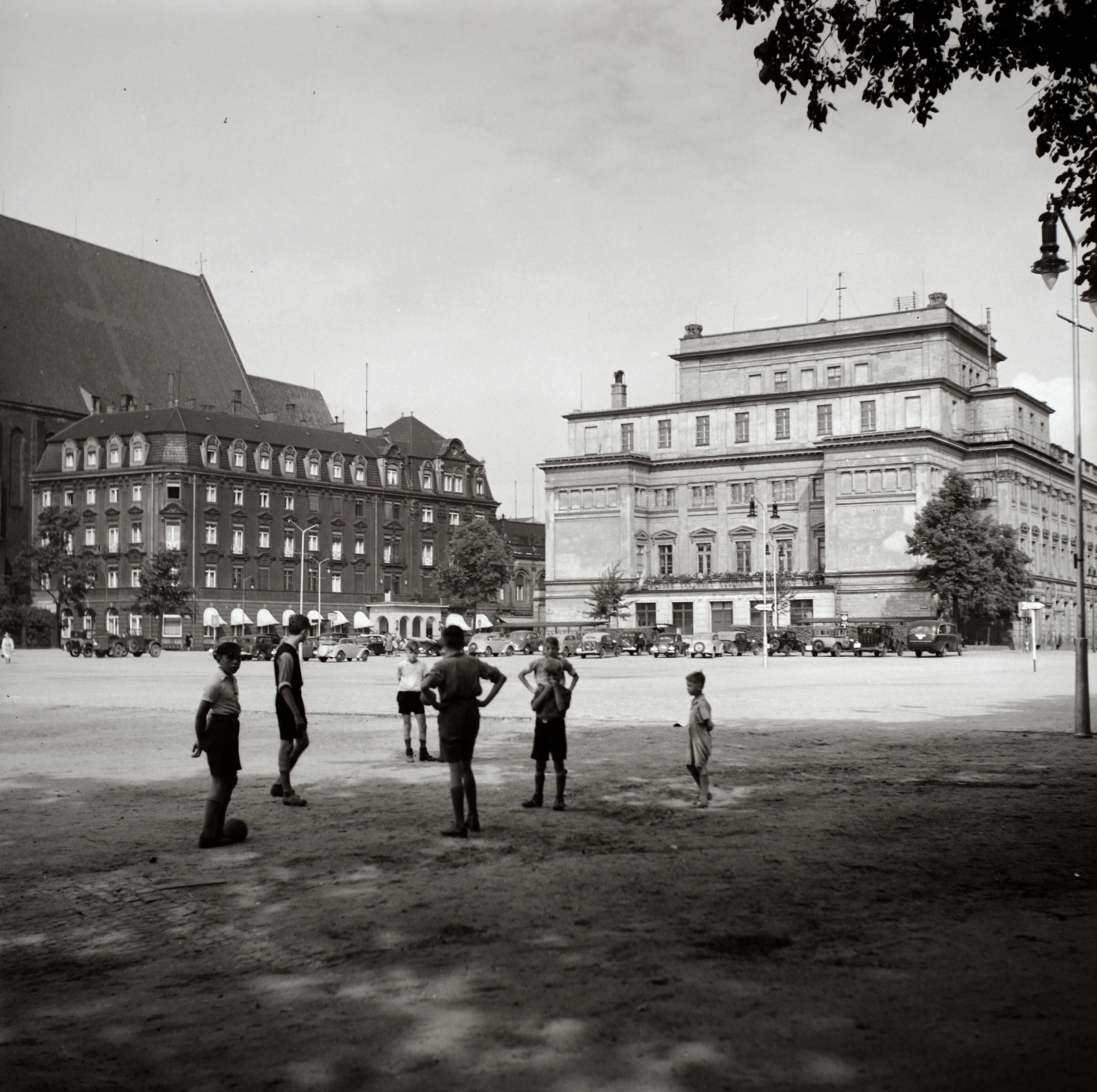 Lengyelország, Wroclaw, az Operaház, balra a Hotel Monopol., 1936, Lőrincze Judit, templom, labdarúgás, utcakép, szálloda, életkép, gyerekek, opera, neobarokk stílus, Art Nouveau, Carl Ferdinand Langhans-terv, Carl Johann Lüdecke-terv, Karl Schmidt-terv, Karl Grosser-terv, Fortepan #44263