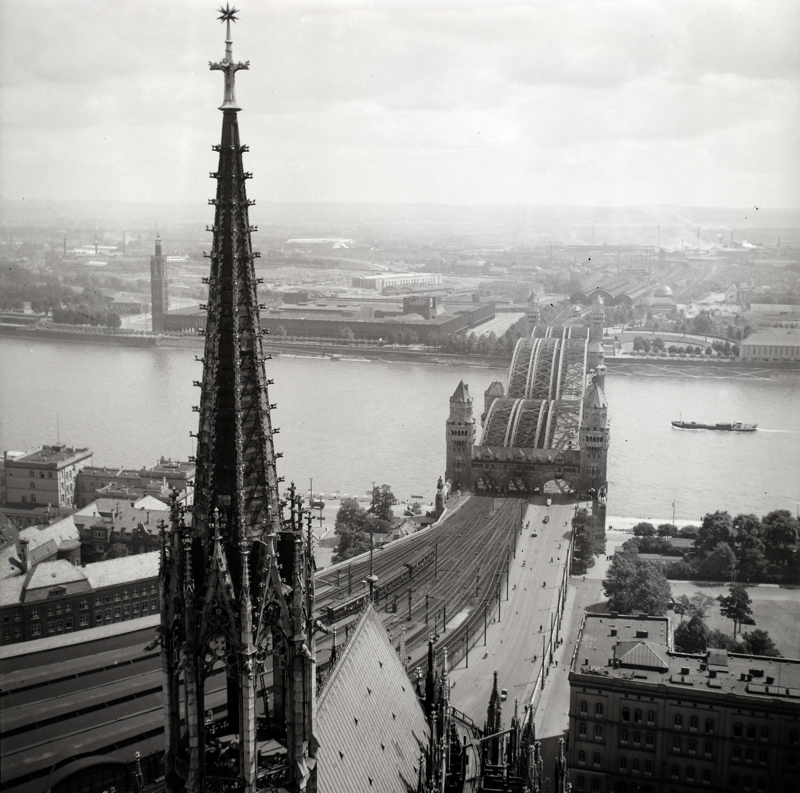 Germany, Köln, kilátás a Dómból a Hohenzollernbrücke felé., 1936, Lőrincze Judit, railway, bridge, river, barge, picture, railway bridge, train station, gothic, arch bridge, Franz Heinrich Schwechten-design, Fortepan #44270