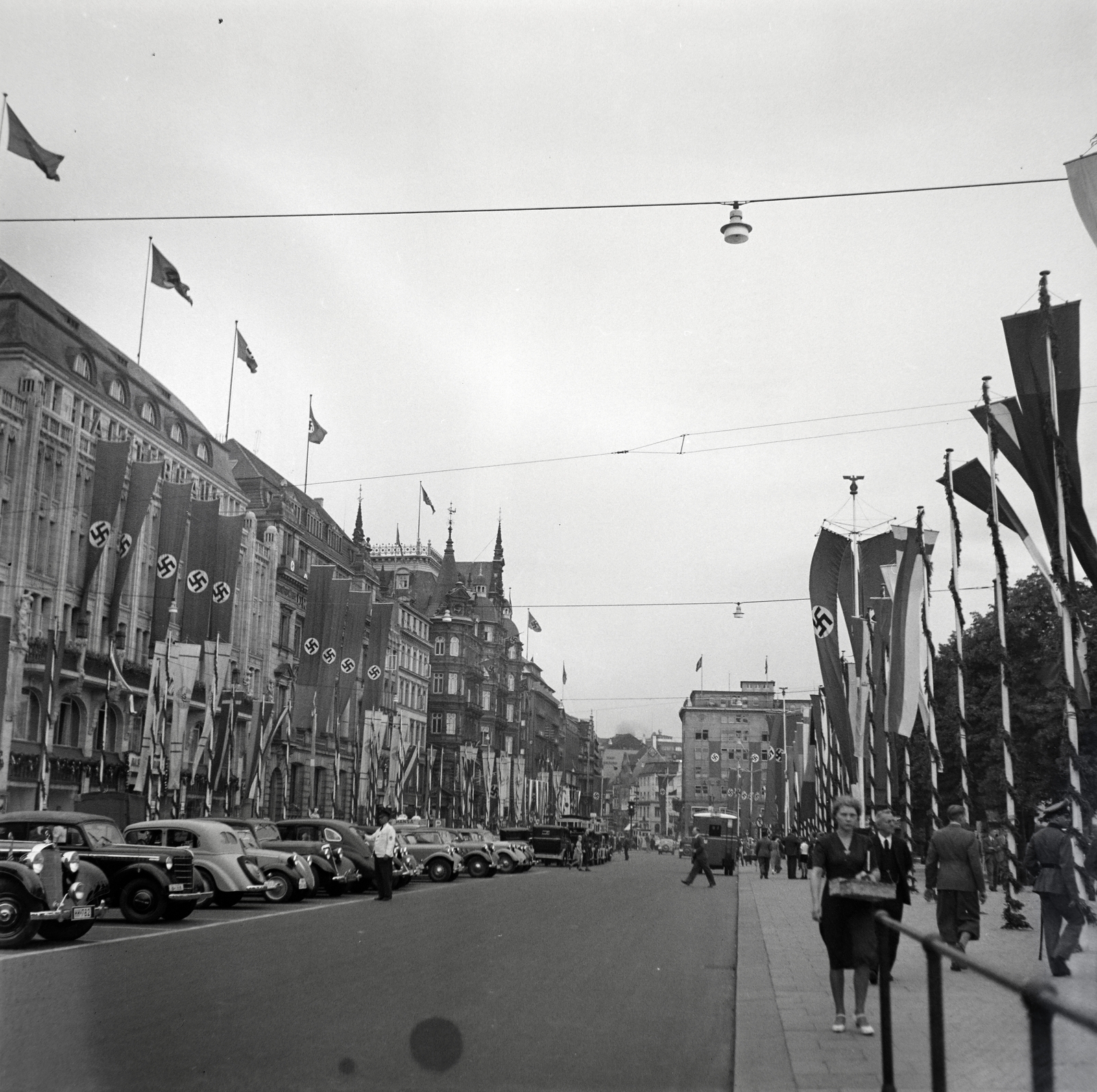 Németország, Hamburg, Jungfernstieg., 1939, Lőrincze Judit, utcakép, horogkereszt, propaganda, automobil, zászlódísz, Fortepan #44274