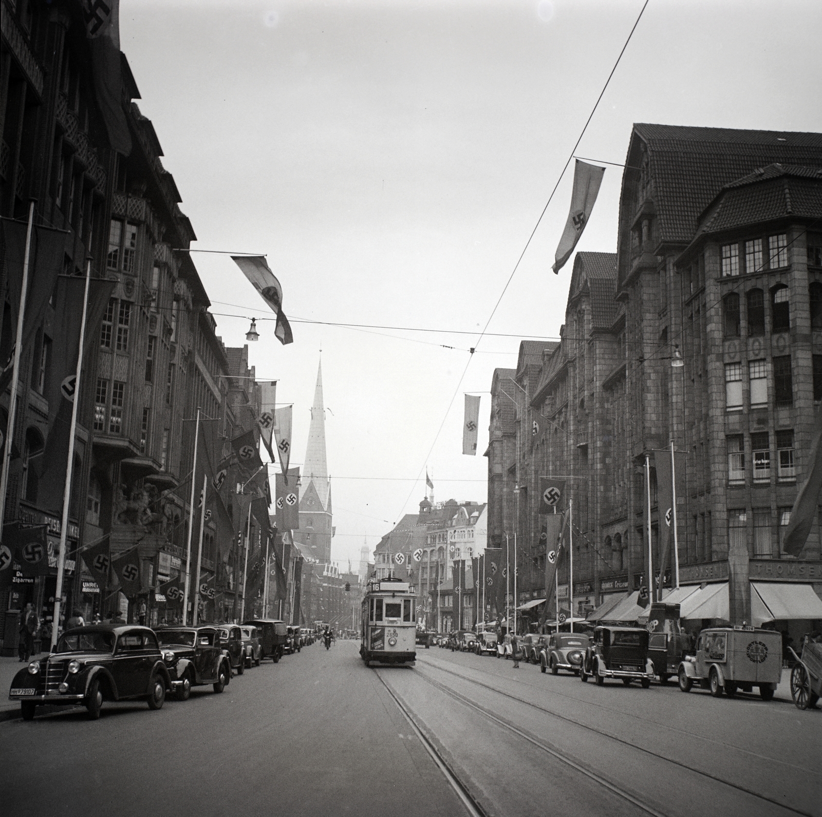 Germany, Hamburg, Mönckebergstrasse, háttérben a Szent Péter-templom (Hauptkirche Sankt Petri)., 1939, Lőrincze Judit, tram, swastica, automobile, bunting, public transport line number, Fortepan #44278