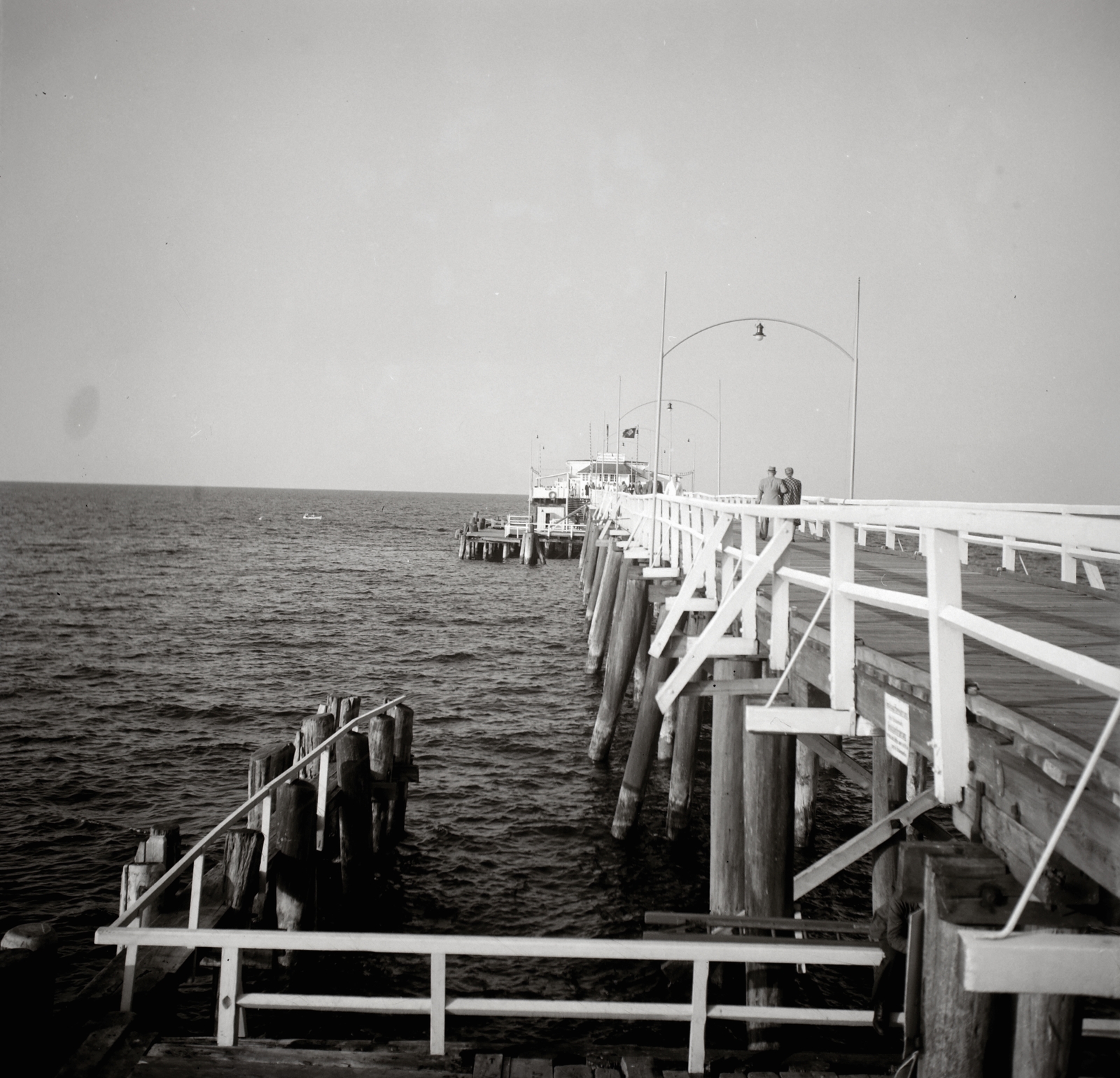 Németország, Binz, Rügen, móló., 1936, Lőrincze Judit, zászló, járókelő, móló, Fortepan #44279