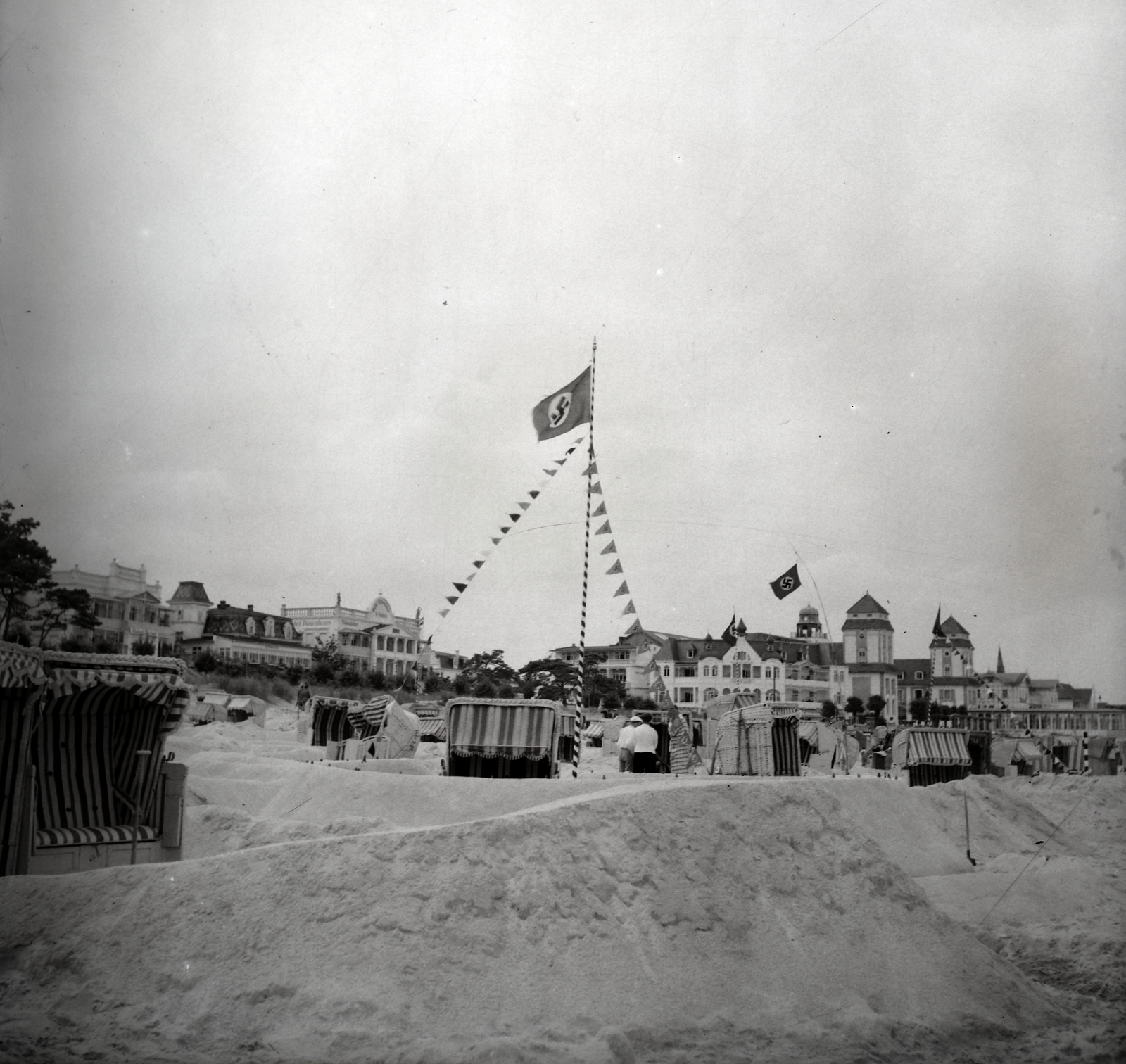 Germany, untitled, strand., 1936, Lőrincze Judit, beach, flag, swastica, sea shore, windbreak cab, Fortepan #44280