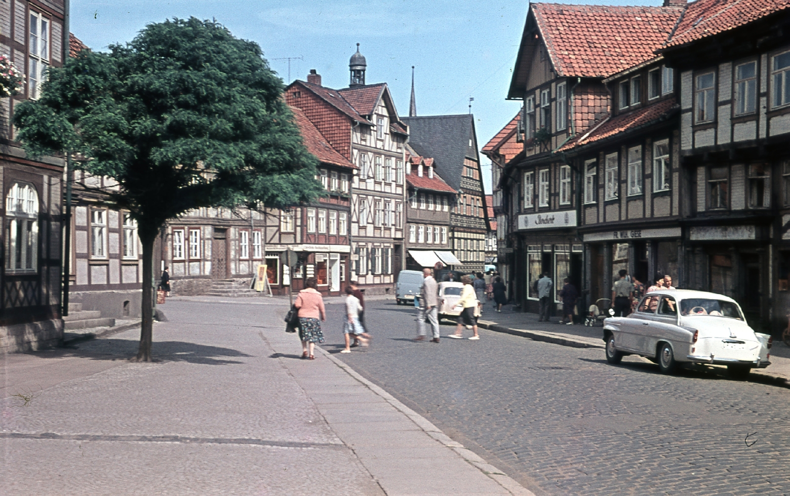 Germany, Wernigerode, Marktstrasse., 1962, Fortepan, colorful, Czechoslovak brand, Trabant-brand, street view, genre painting, Skoda-brand, architecture, GDR, automobile, Fortepan #44288