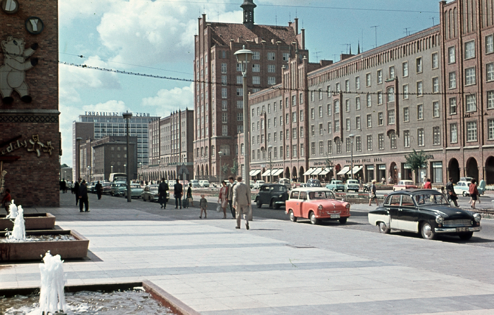 Germany, Rostock, Lange Strasse., 1962, Fortepan, colorful, fountain, Trabant-brand, street view, genre painting, GDR, lamp post, automobile, Fortepan #44290