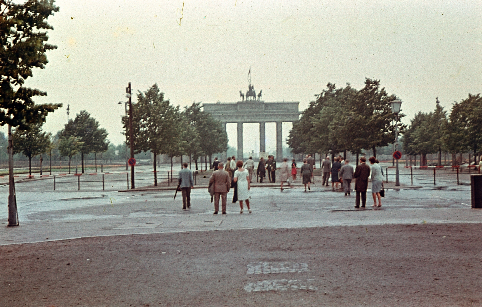 Germany, Berlin, Kelet-Berlin, a Brandenburgi kapu az Unter den Linden felől nézve., 1962, Fortepan, colorful, monument, street view, genre painting, GDR, Berlin Wall, East-Berlin, Neoclassical architecture, Carl Gotthard Langhans-design, Fortepan #44294
