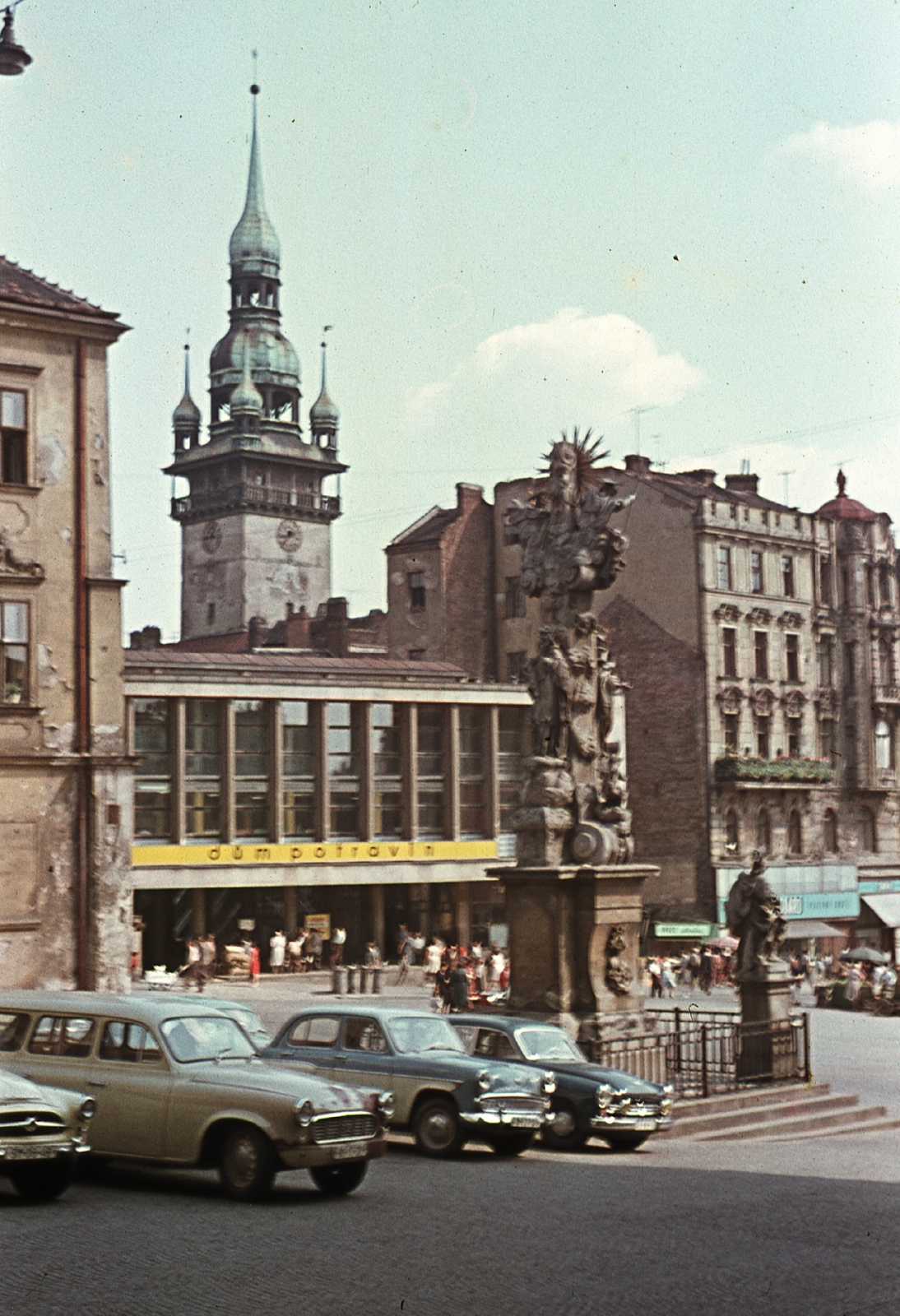 Czech Republik, Brno, Piactér (Zelný trh), előtérben a Szentháromság-szobor, háttérben a régi városháza tornya., 1962, Fortepan, Czechoslovakia, colorful, grocery store, street view, Skoda-brand, Moskvitch-brand, Wartburg-brand, automobile, Holy Trinity Statue, Fortepan #44298