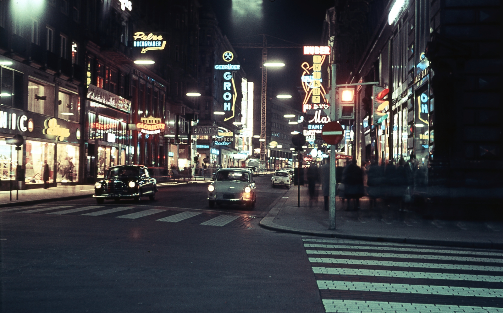 Ausztria, Bécs, Kärntner Strasse a Stock-im-Eisen-Platz felől nézve., 1960, Fortepan, színes, német gyártmány, neonreklám, Mercedes-márka, Volkswagen-márka, éjszaka, automobil, Volkswagen Typ3, mercedes w120, Fortepan #44304
