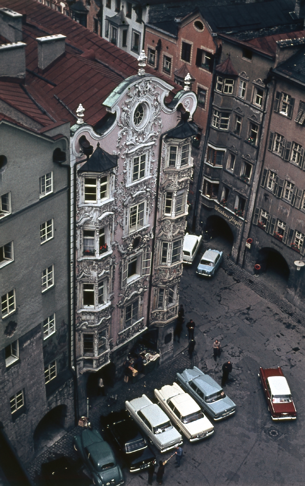 Ausztria, Innsbruck, Herzog Friedrich Strasse, a Helblinghaus a Várostoronyból (Stadtturm) nézve., 1960, Fortepan, színes, utcakép, látkép, barokk-stílus, automobil, stukkó, Anton Gigl-terv, Fortepan #44307