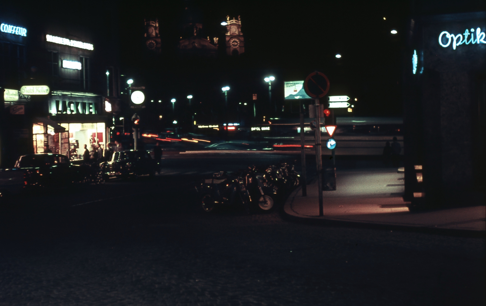 Austria, Salzburg, Platzl, előtérben a Staatsbrücke, háttérben az Egyetemi-templom (Kollegienkirche), 1960, Fortepan, colorful, street view, neon sign, night, automobile, Fortepan #44312