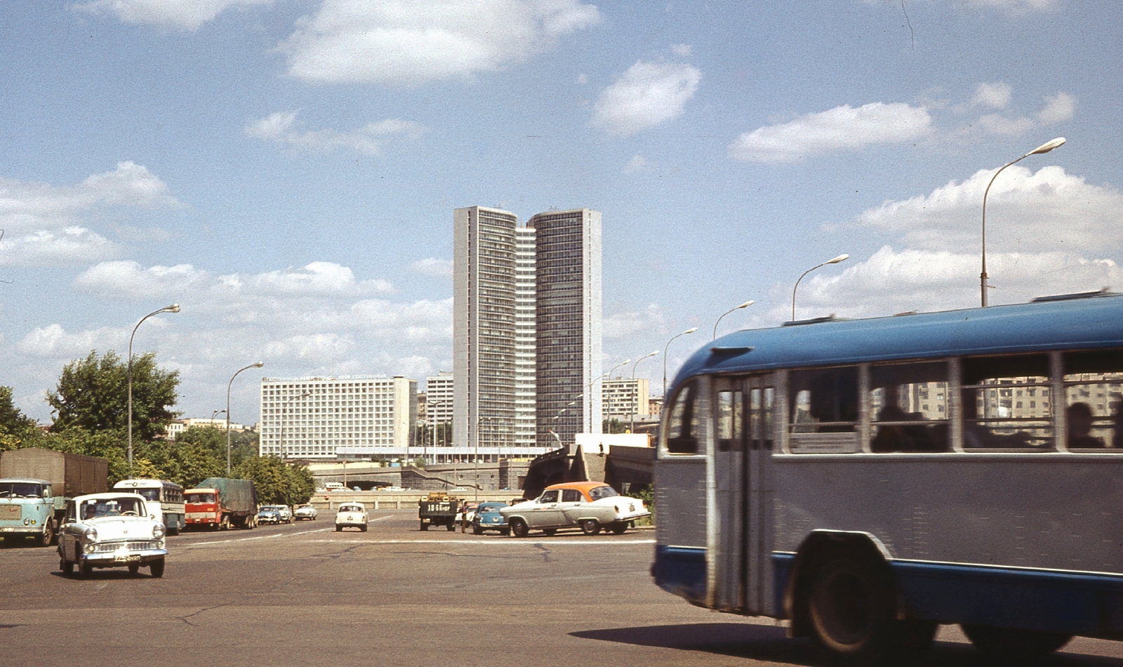 Oroszország, Moszkva, lehajtó a Kutuzov sugárút felől a Tarasz Sevcsenko rakpart felé, jobbra a a Novoarbatszki (Kalinyin) híd, szemben a KGST palota., 1970, Fortepan, Szovjetunió, színes, autóbusz, felhőkarcoló, Mihail Vasziljevics Poszohin-terv, Asot Asotovics Midojanc-terv, Vlagyimir Szvirszkij-ábrázolás, Fortepan #44314