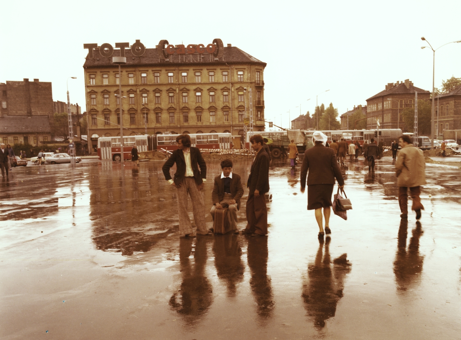 Hungary, Budapest XIV., Kerepesi út - Hungária körút kereszteződése a metróállomás felől nézve. Cséplő Gyuri című film forgatása., 1976, Schiffer Pál, Jávor István, filming, colorful, Hungarian brand, Ikarus-brand, Police Security Service, gypsy, trolley bus, rain, neon sign, Budapest, Fortepan #44329