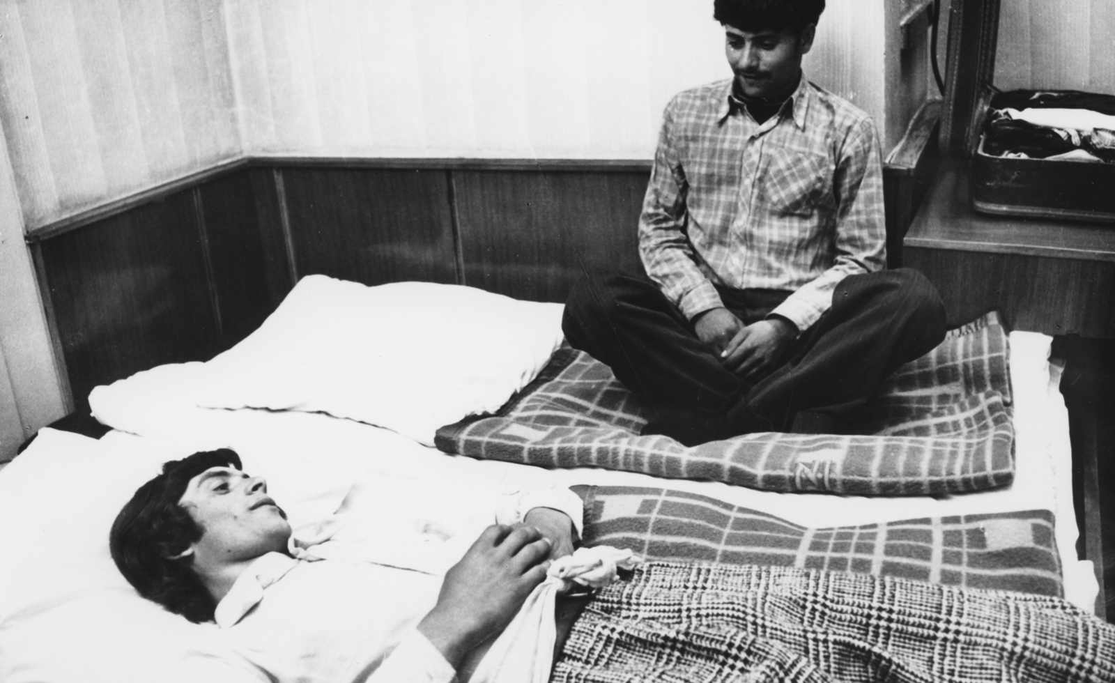 Hungary, a felvétel a Cséplő Gyuri című film forgatásakor készült., 1976, Schiffer Pál, Jávor István, filming, gypsy, cross-legged sitting, Fortepan #44333
