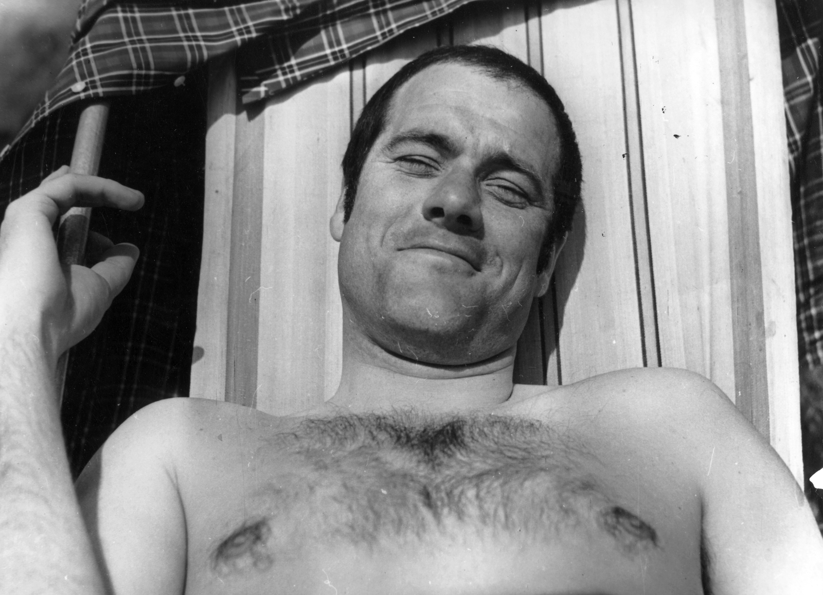 Hungary, Andor Tamás operatőr. A kép a Tiszazug című film forgatásakor készült., 1968, Schiffer Pál, filming, grimace, hairy chest, Fortepan #44337