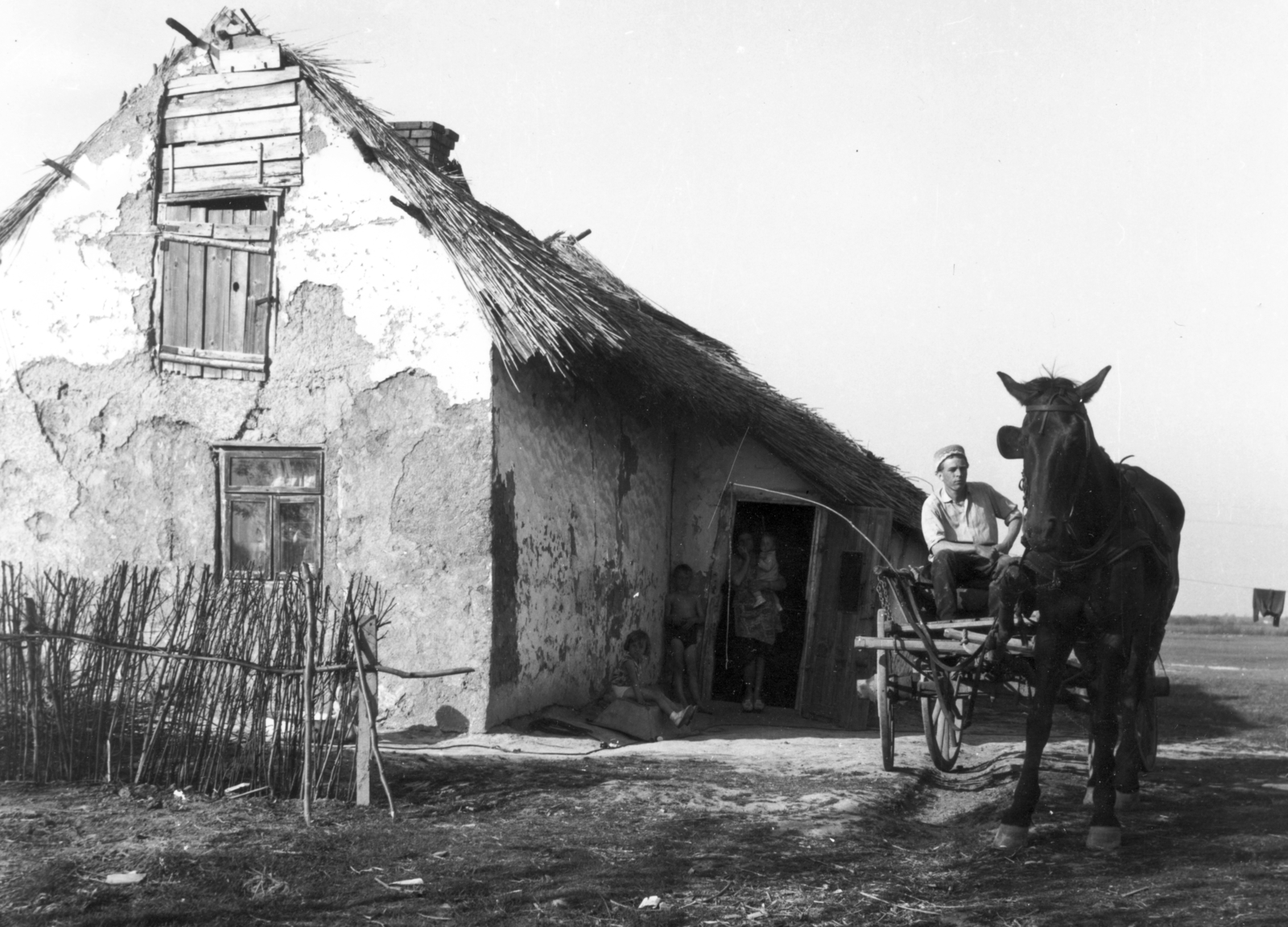 Hungary, a kép a Tiszazug című film forgatásakor készült., 1968, Schiffer Pál, filming, Horse-drawn carriage, farm, Fortepan #44349