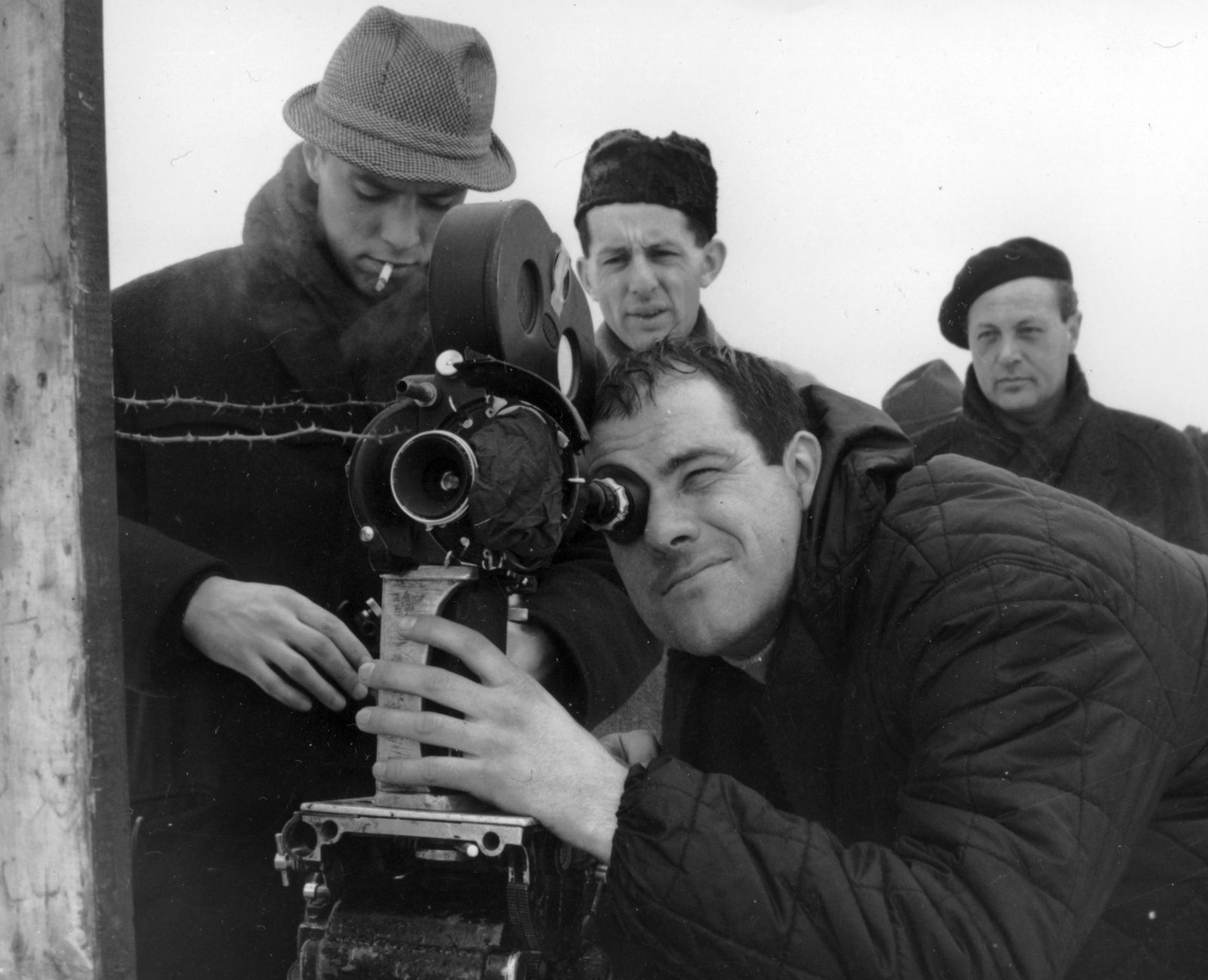Hungary, a kép a Kései rekviem című film forgatásakor készült. A kameránál Andor Tamás, kucsmában mögötte Schiffer Pál., 1967, Schiffer Pál, filming, movie camera, Fortepan #44353