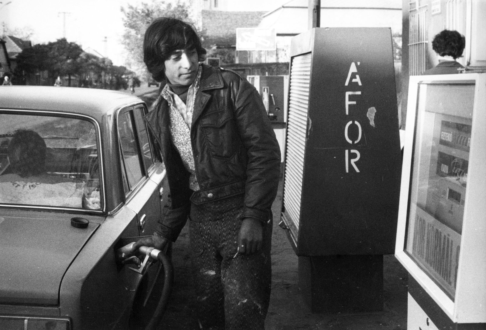 Hungary, a kép a Faluszéli házak című film forgatásakor készült., 1972, Schiffer Pál, Andor Tamás, filming, gas station, fueling, Fortepan #44354