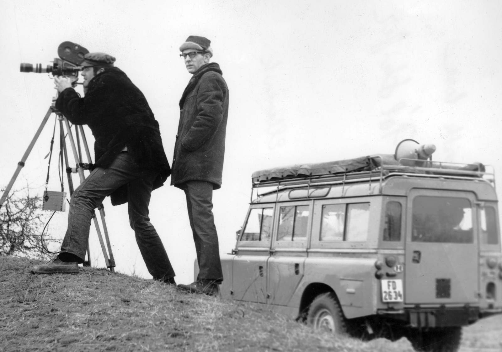 Hungary, Andor Tamás operatőr és Schiffer Pál filmrendező. Land Rover IIa Station Wagon típusú terepjáró. A kép az Ellenérvek c. film forgatásakor készült., 1969, Schiffer Pál, Andor Tamás, filming, British brand, automobile, Land Rover-brand, Fortepan #44394