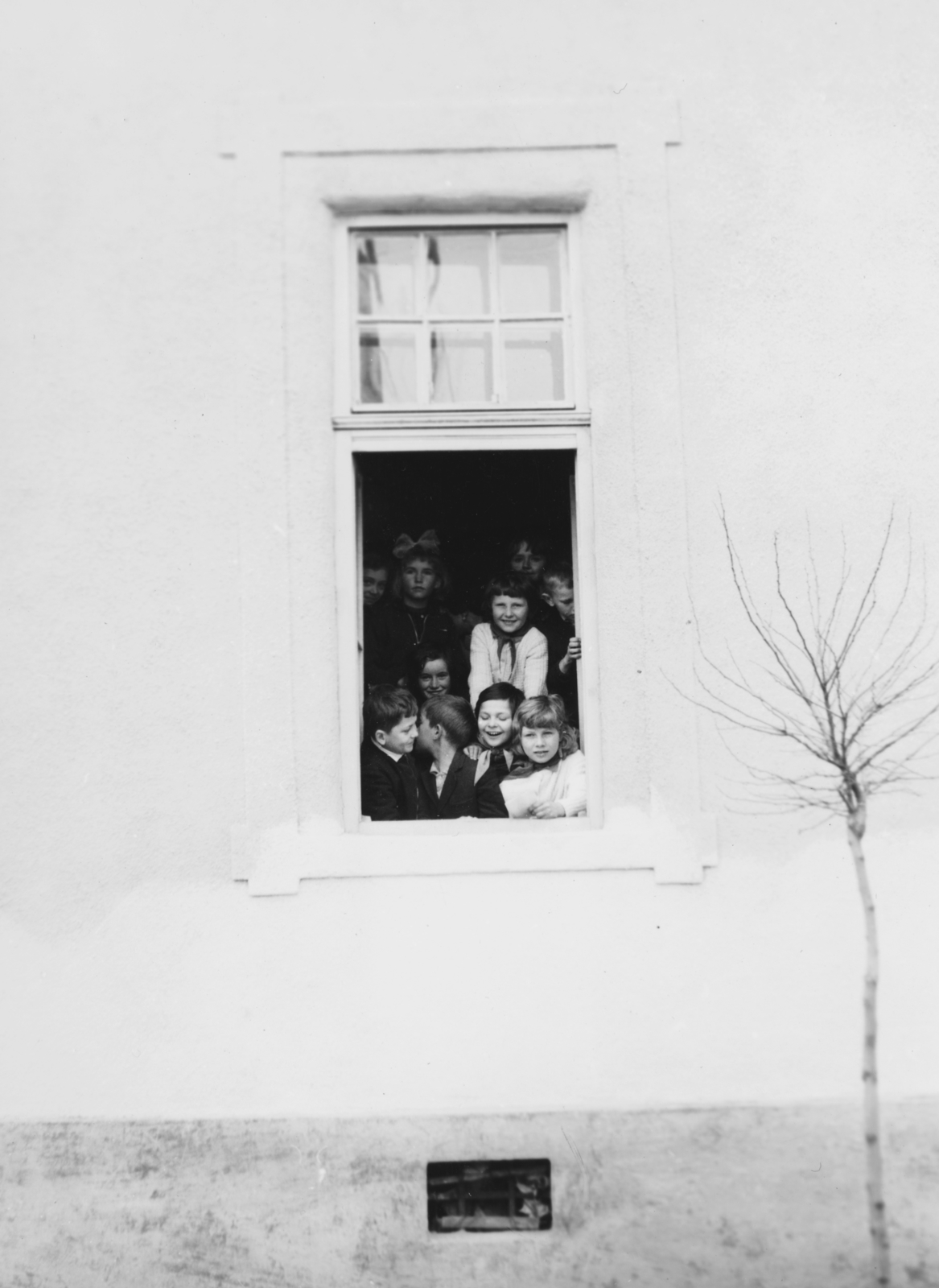 Hungary, a kép a Mit csinálnak a cigánygyerekek? című film forgatásakor készült., 1973, Schiffer Pál, Féner Tamás, filming, kids, leaning out of the window, Fortepan #44398