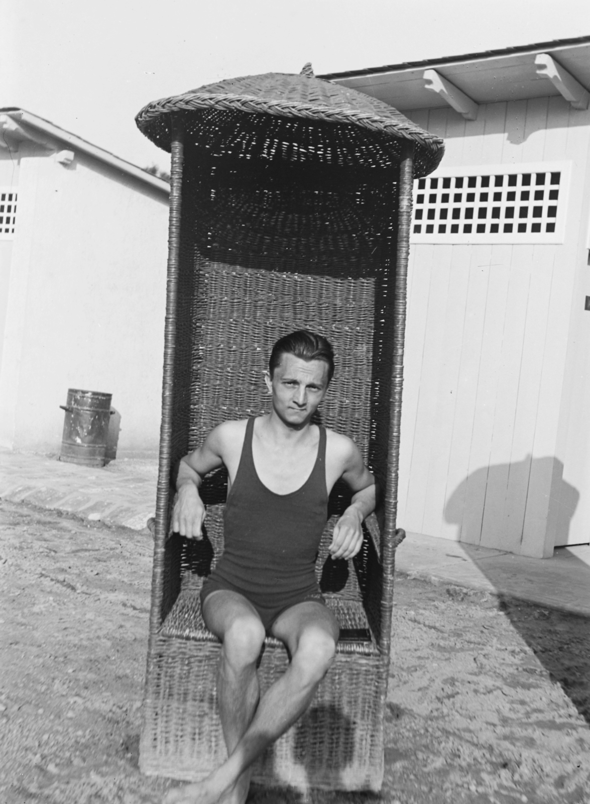 Hungary, Esztergom, Szent István strandfürdő., 1935, Korenchy László, portrait, beach, bathing suit, wicker chair, changing cabin, sunbathe, man, windbreak cab, Fortepan #44413