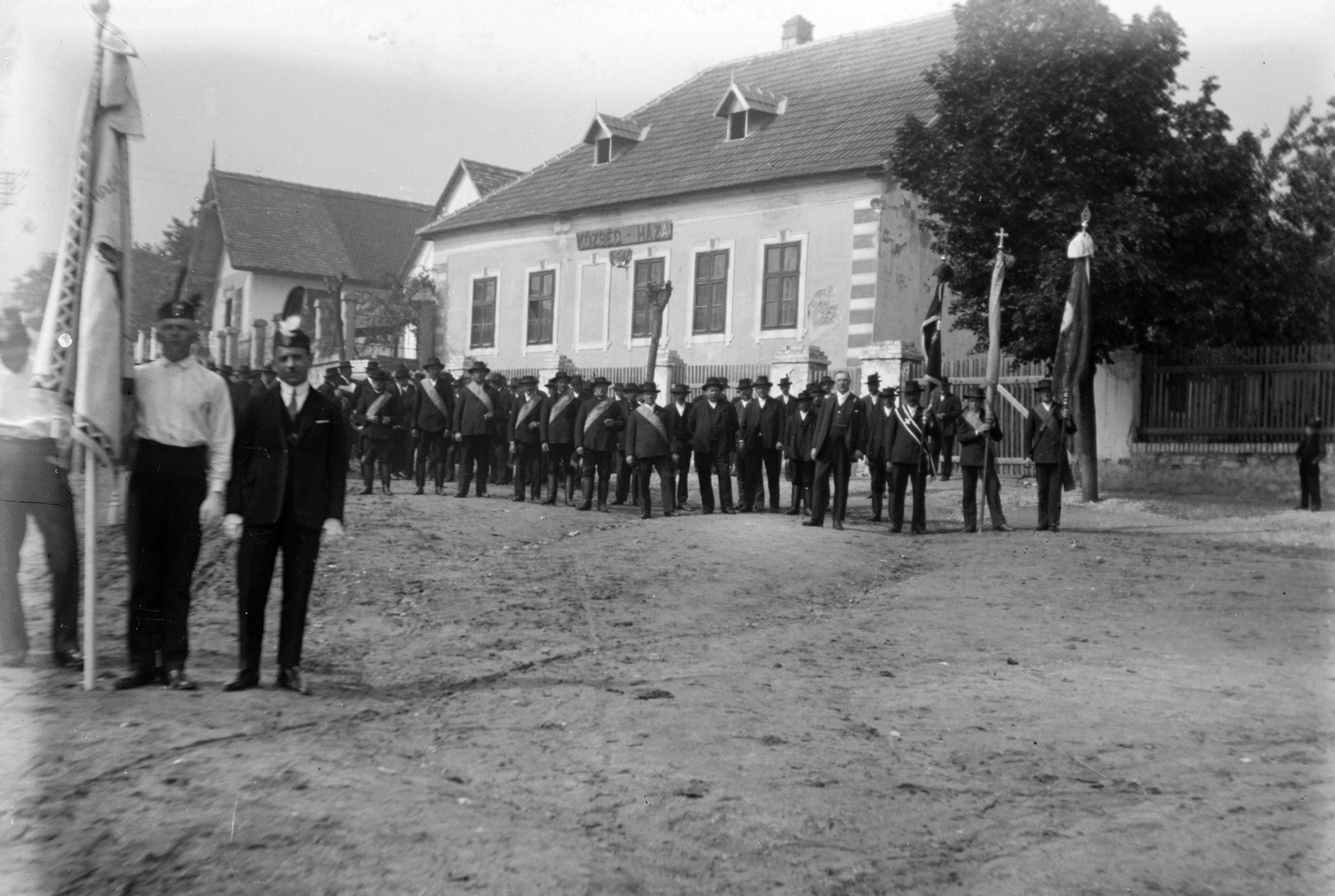 Magyarország, Solymár, Községháza (1940-ben lebontották)., 1930, Korenchy László, zászló, ünnepség, ünneplő ruha, Fortepan #44415