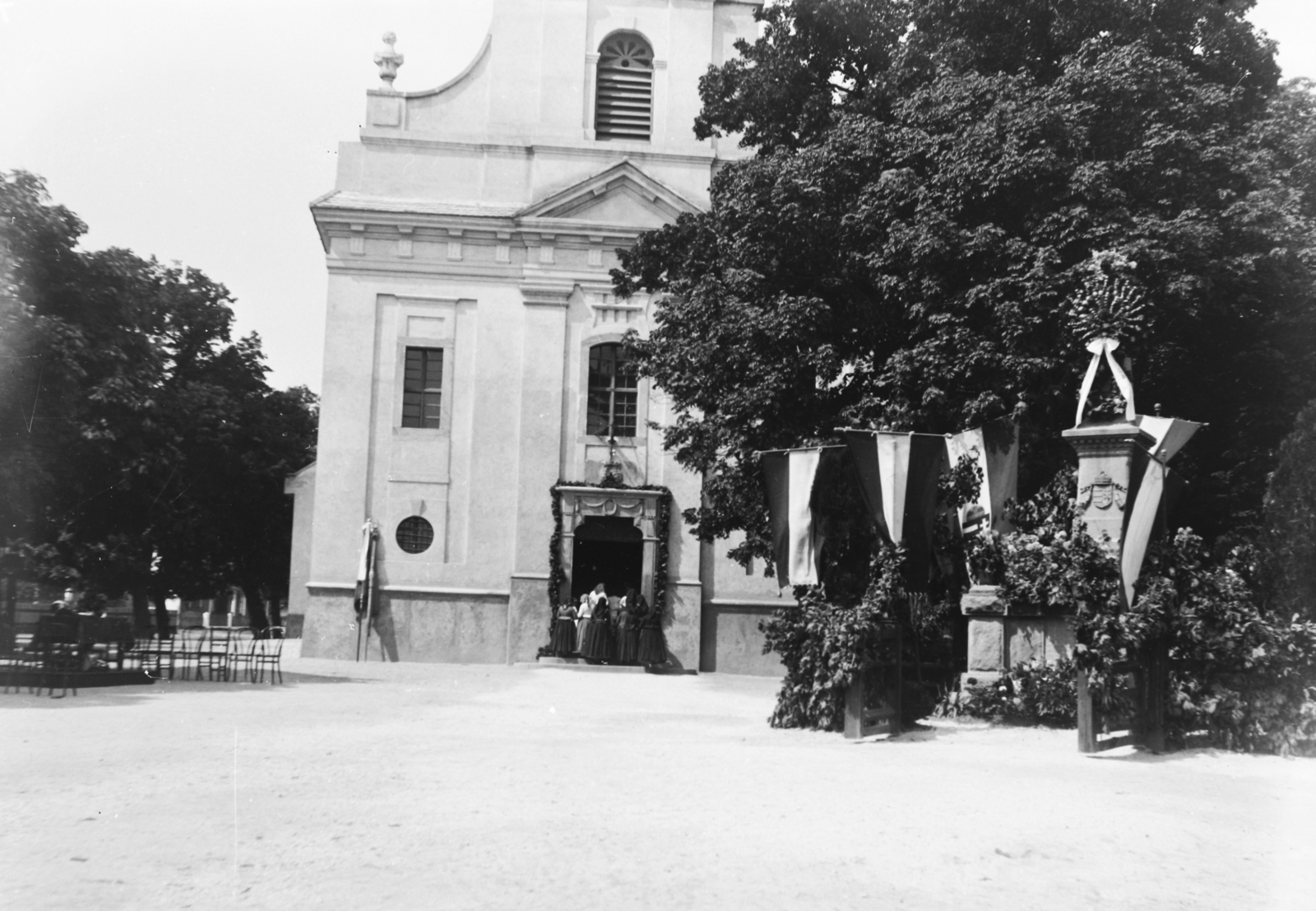 Magyarország, Solymár, Templom tér, Szűz Mária neve templom, jobbra mellette a világháborús hősők emlékműve., 1930, Korenchy László, templom, zászló, emlékmű, címer, Fortepan #44422