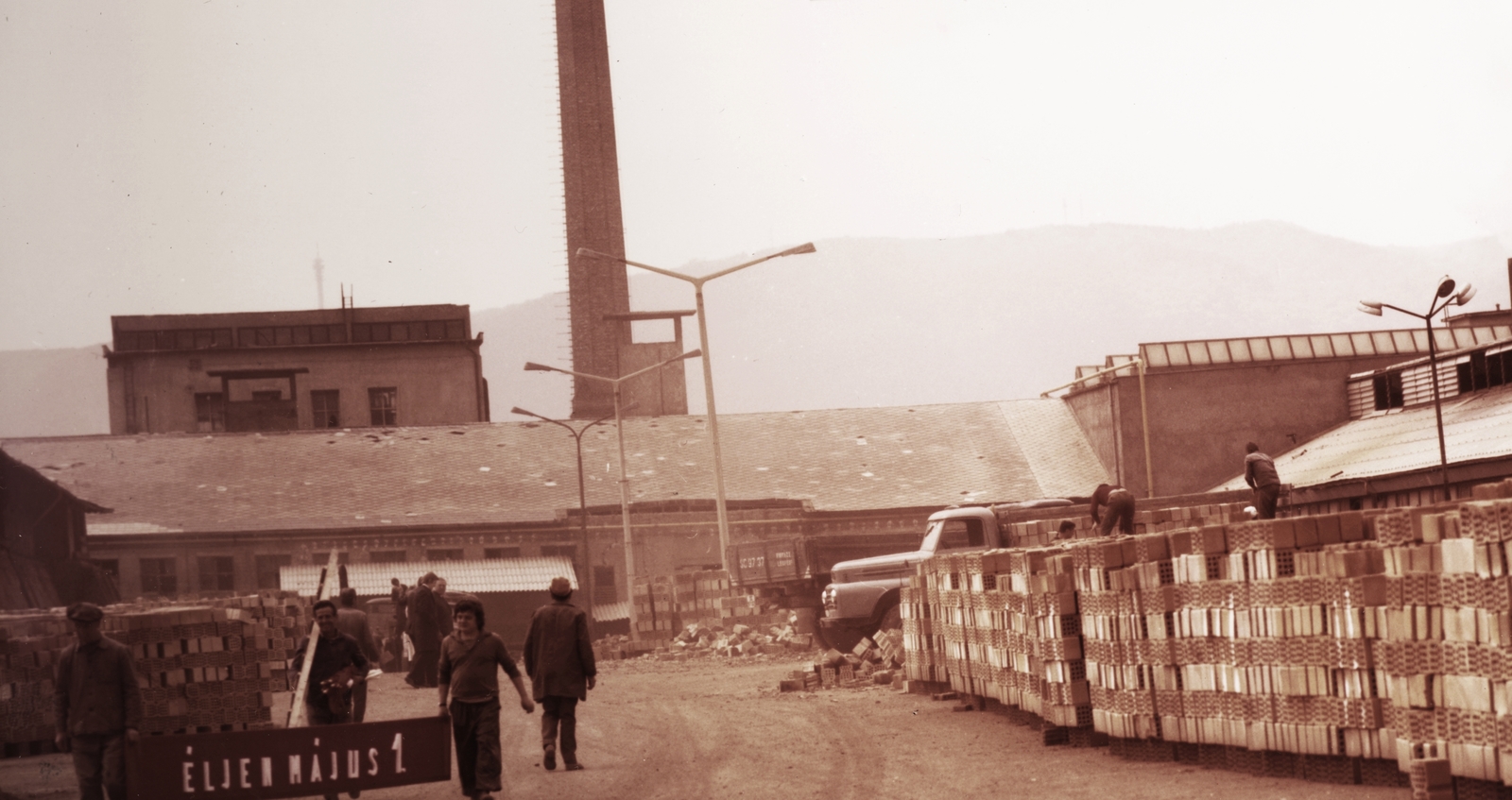 Hungary, Budapest III., Csillaghegyi Téglagyár, a felvétel a Cséplő Gyuri című film forgatásakor készült., 1976, Schiffer Pál, Jávor István, filming, colorful, commercial vehicle, Csepel-brand, chimney, brick, factory chimney, brick factory, Budapest, Fortepan #44435