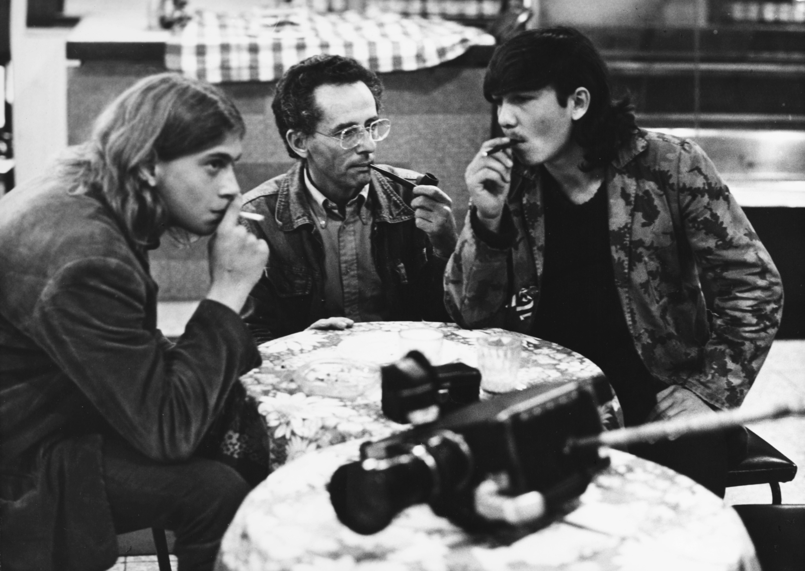 Hungary, a kép a Pártfogolt című film forgatásakor készült, középen Schiffer Pál filmrendező, 1981, Schiffer Pál, Andor Tamás, filming, smoking, movie camera, Fortepan #44446