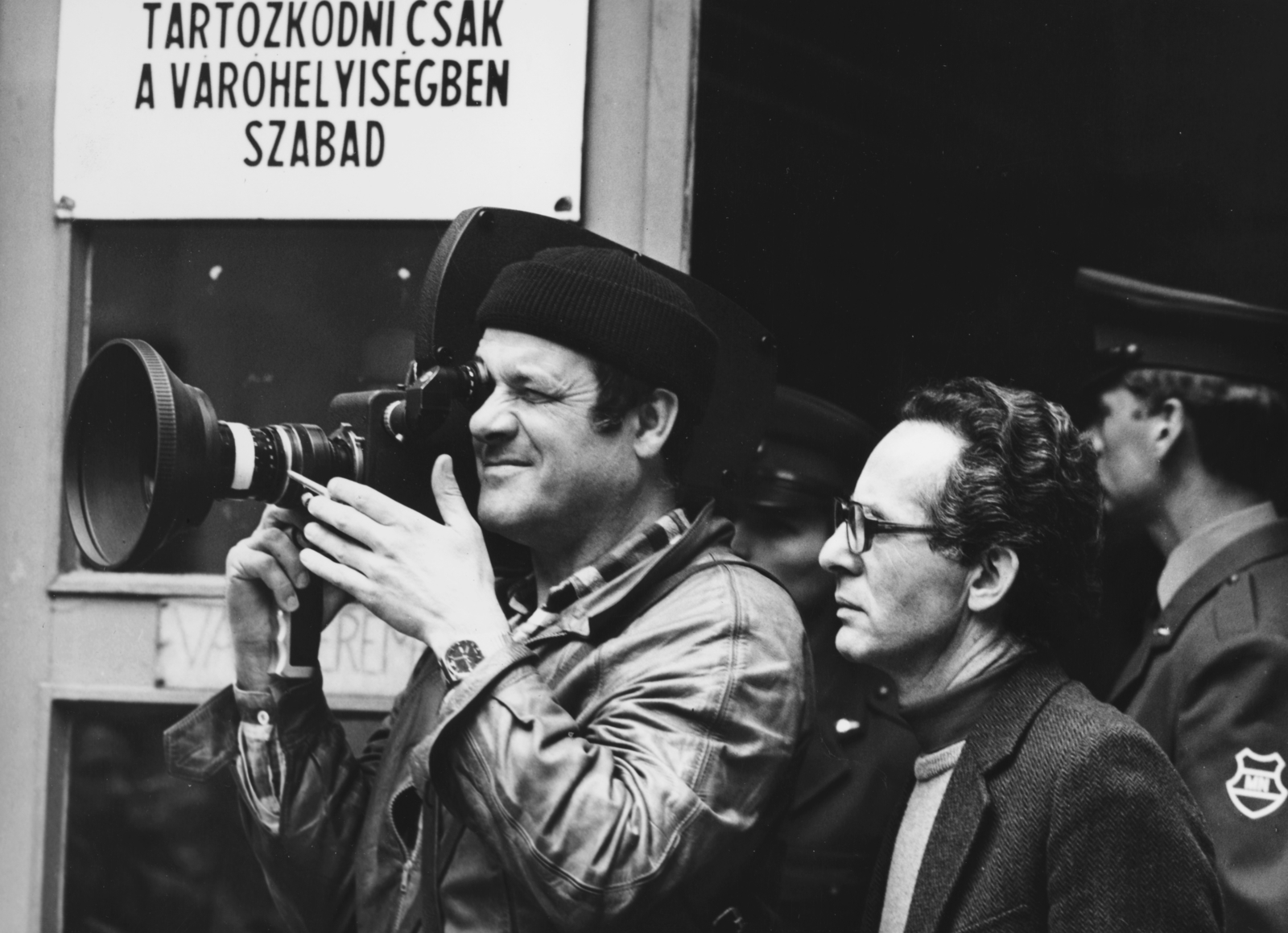 Hungary, a felvétel a Pártfogolt című film forgatásakor készült. Andor Tamás operatőr és Schiffer Pál filmrendező., 1981, Schiffer Pál, Andor Tamás, filming, movie camera, soldier, cameraman, Fortepan #44448
