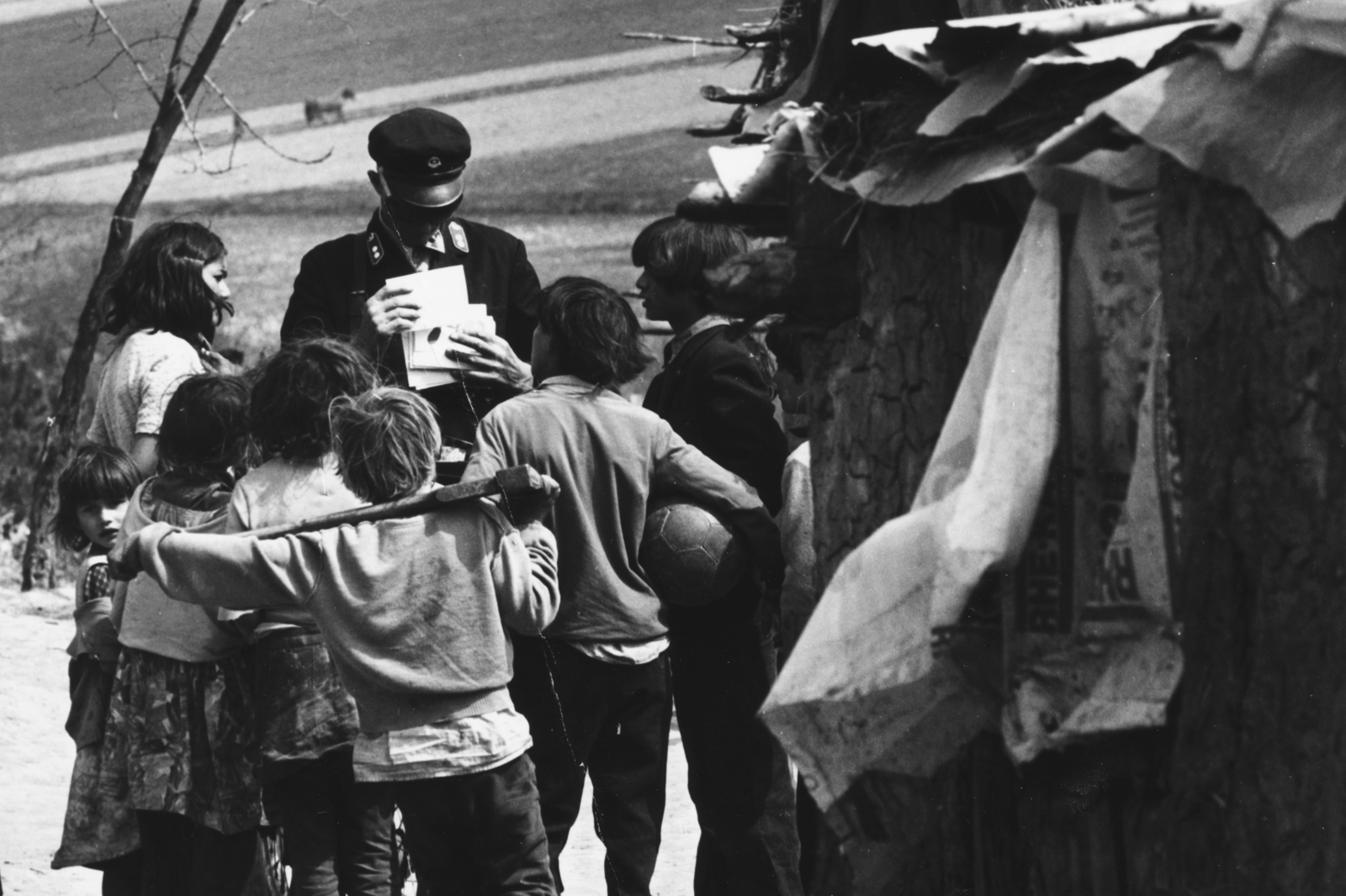 Hungary, Németfalu, a felvétel a Cséplő Gyuri című film forgatásakor készült., 1976, Schiffer Pál, Jávor István, filming, gypsy, postman, Fortepan #44464