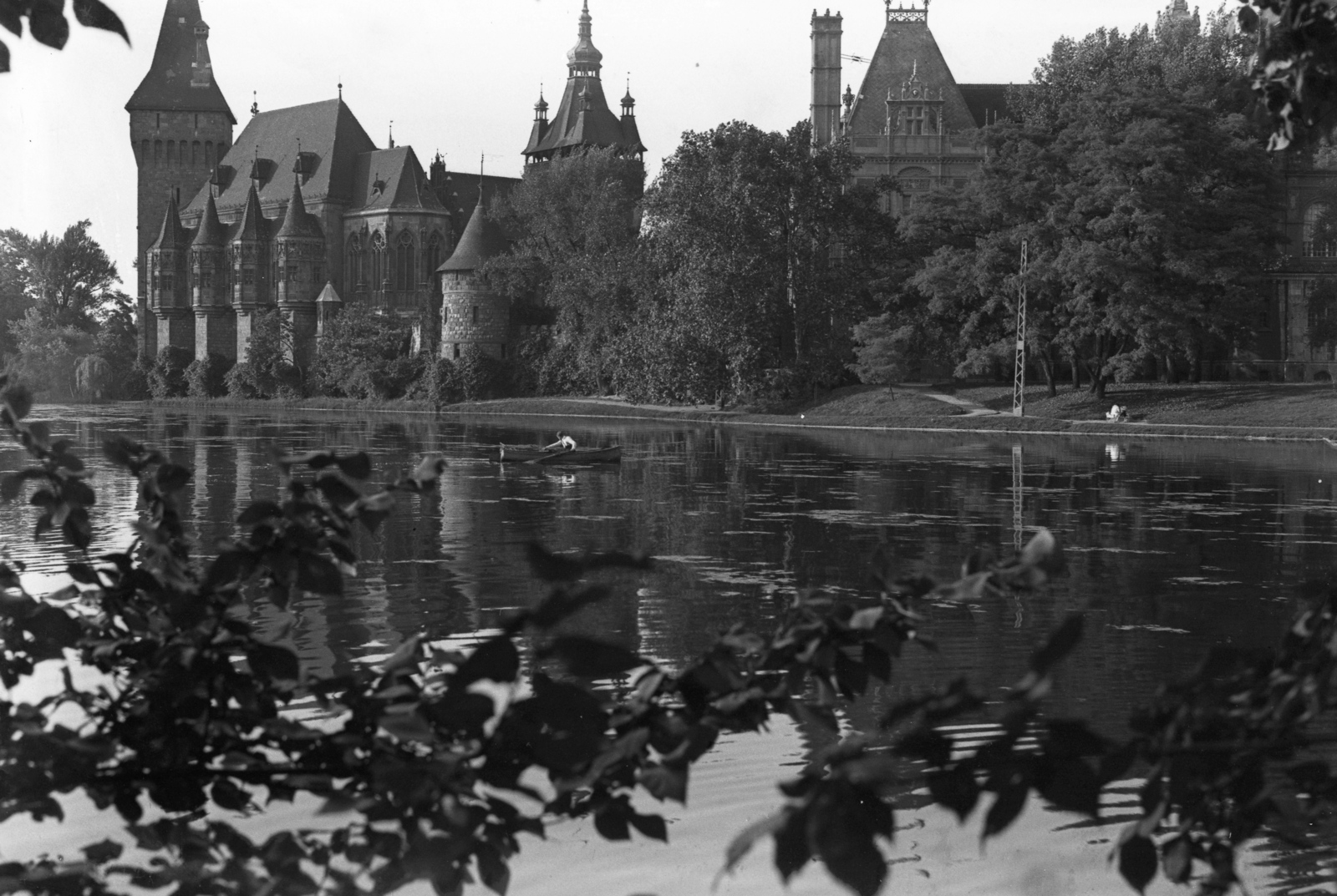 Magyarország, Városliget, Budapest XIV., Vajdahunyad vára., 1930, Fortepan, kastély, tó, Alpár Ignác-terv, eklektikus építészet, Budapest, Fortepan #44482