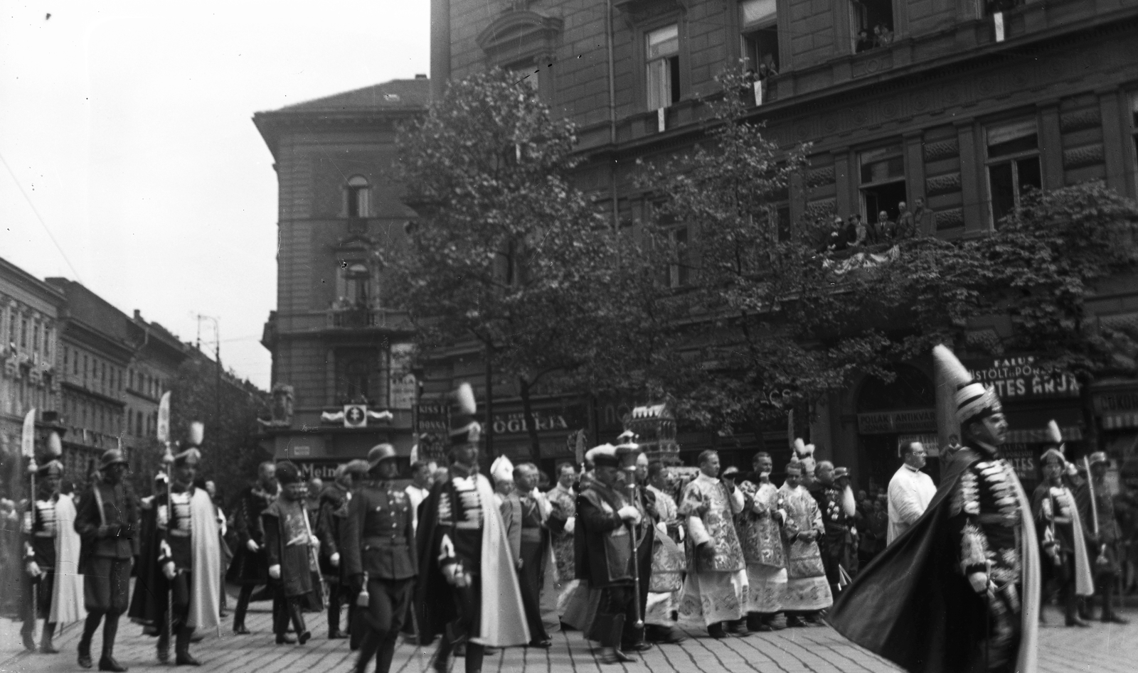 Hungary, Budapest V.,Budapest VI., Bajcsy-Zsilinszky (Vilmos császár) út a Podmaniczky utca - Nagymező utcai kereszteződésnél. Szent István évi ünnepi felvonulás a Szent Jobbal., 1938, Fortepan, march, cassock, crown guards, Budapest, Fortepan #44484