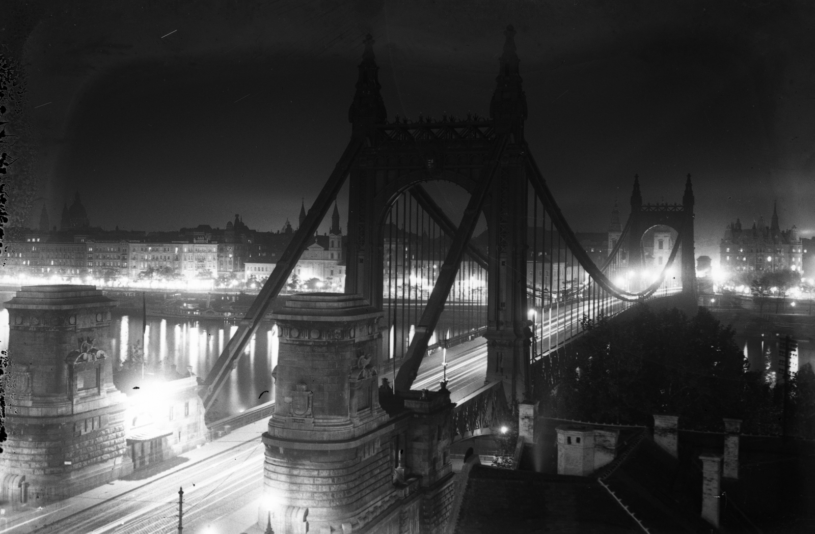 Magyarország, Budapest, Erzsébet híd., 1930, Fortepan, este, hídfő, díszkivilágítás, eklektikus építészet, függőhíd, Duna-híd, Kherndl Antal-terv, Czekelius Aurél-terv, Fortepan #44487