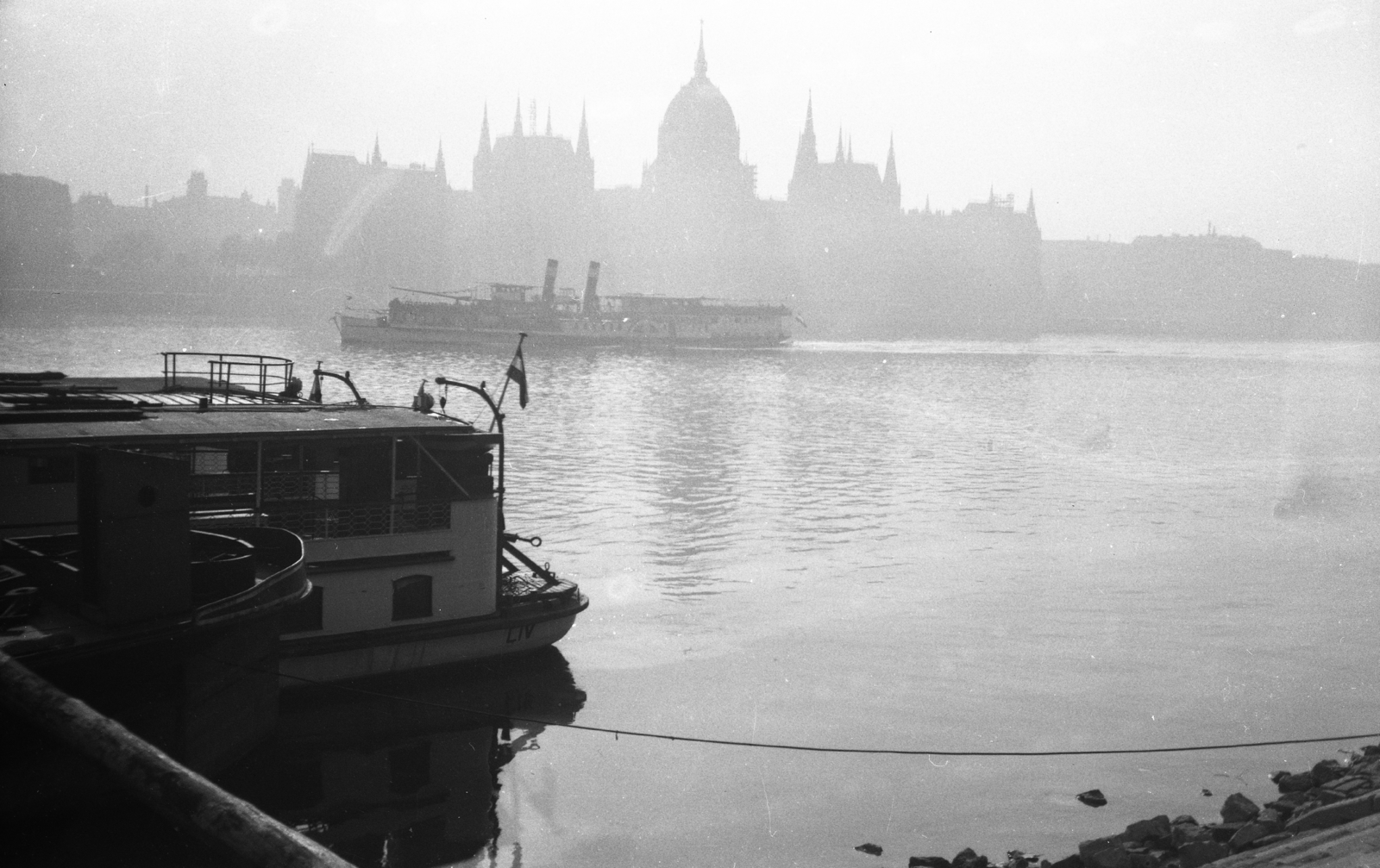 Hungary, Budapest, Parlament a budai alsó rakpartról nézve., 1958, Korenchy László, ship, picture, Imre Steindl-design, shore, steamboat, parliament, Neo-Gothic-style, Danube, fog, morning, eclectic architecture, Fortepan #44491