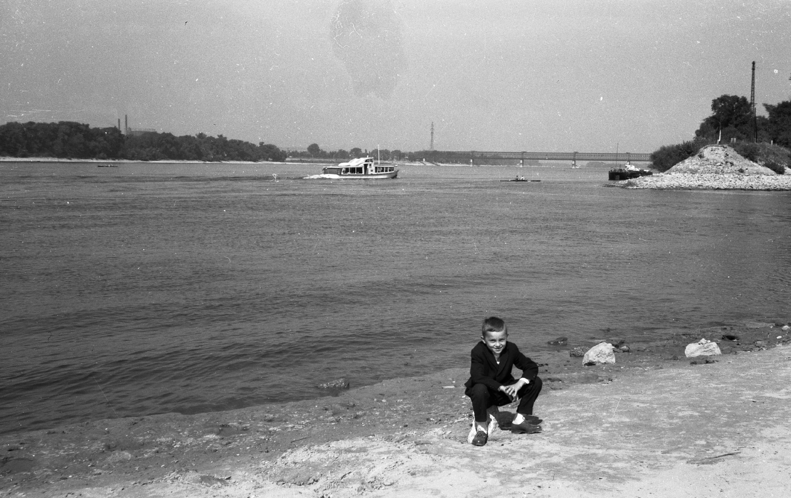 Hungary, Budapest XIII., Angyalföldi Duna-part a Meder utcánál, jobbra Népsziget csúcsa, háttérben az Újpesti vasúti híd., 1965, Korenchy László, ship, river, railway bridge, shore, water bus, Budapest, Fortepan #44492