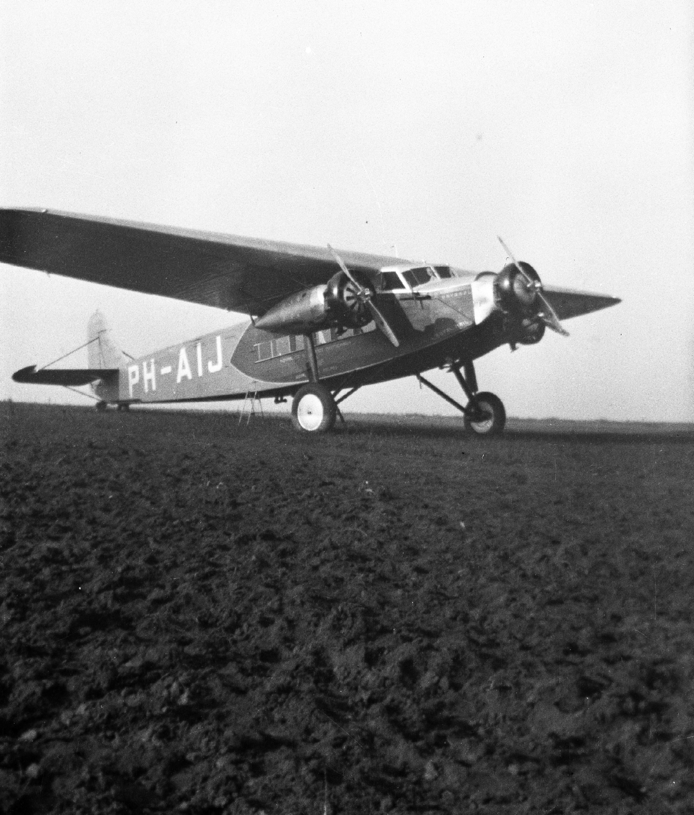 A Holland Királyi Légitársaság (KLM) Fokker F.XII típusú utasszállító repülőgépe., 1940, Korenchy László, transport, airport, KLM Royal Dutch Airlines, Dutch brand, Fortepan #44500