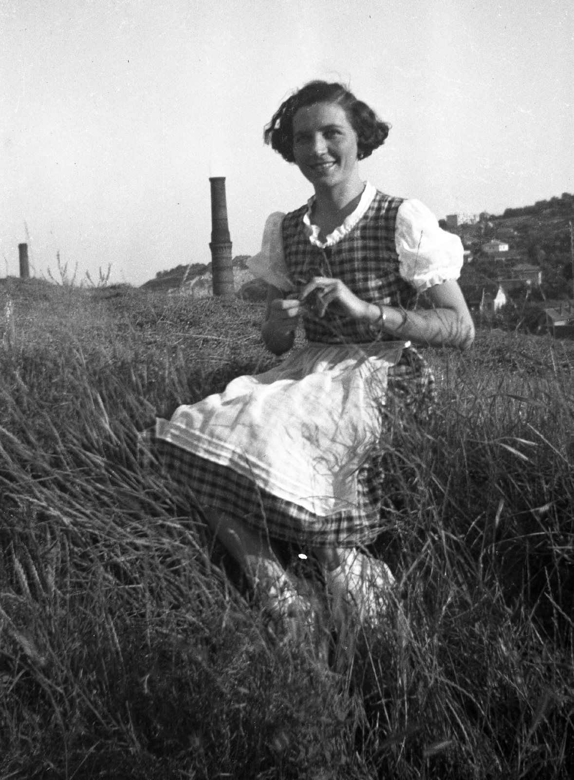 Hungary, Budapest II.,Budapest III., Kis-Kecske-hegy, háttérben a Holzspach téglagyár kéménye és a Szemlő-hegy., 1940, Korenchy László, portrait, woman, factory chimney, Budapest, Fortepan #44501