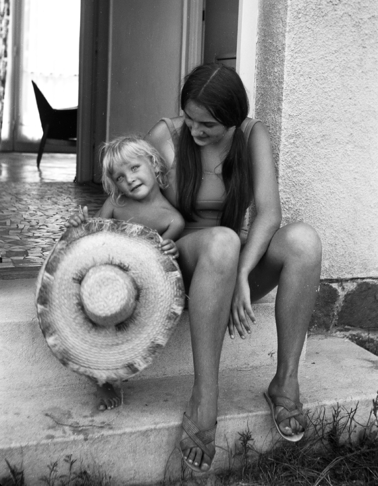 1971, Korenchy László, smile, girl, stairs, straw hat, woman, porch, tile, slippers, long-haired, poverty, sitting on stairs, Fortepan #44510