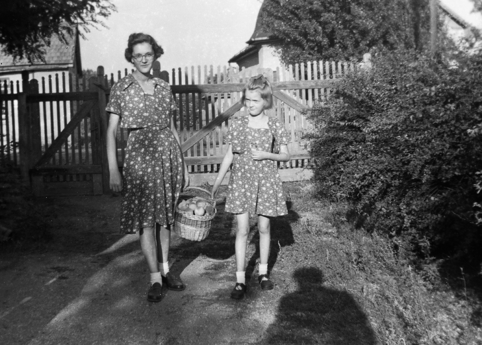 1940, Korenchy László, glasses, fruit, basket, fence, woman, kid, Fortepan #44527