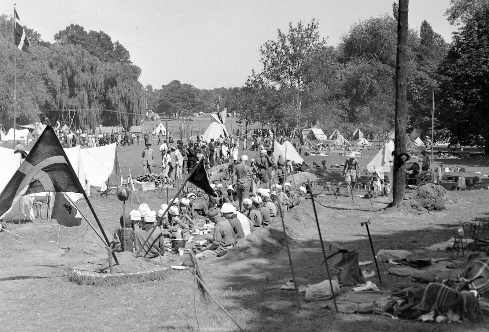 Hungary, Gödöllő, Erzsébet park, 4. Nemzetközi Cserkész Világtalálkozó (Jamboree)., 1933, Fortepan, flag, genre painting, tent, camp, Fortepan #4453