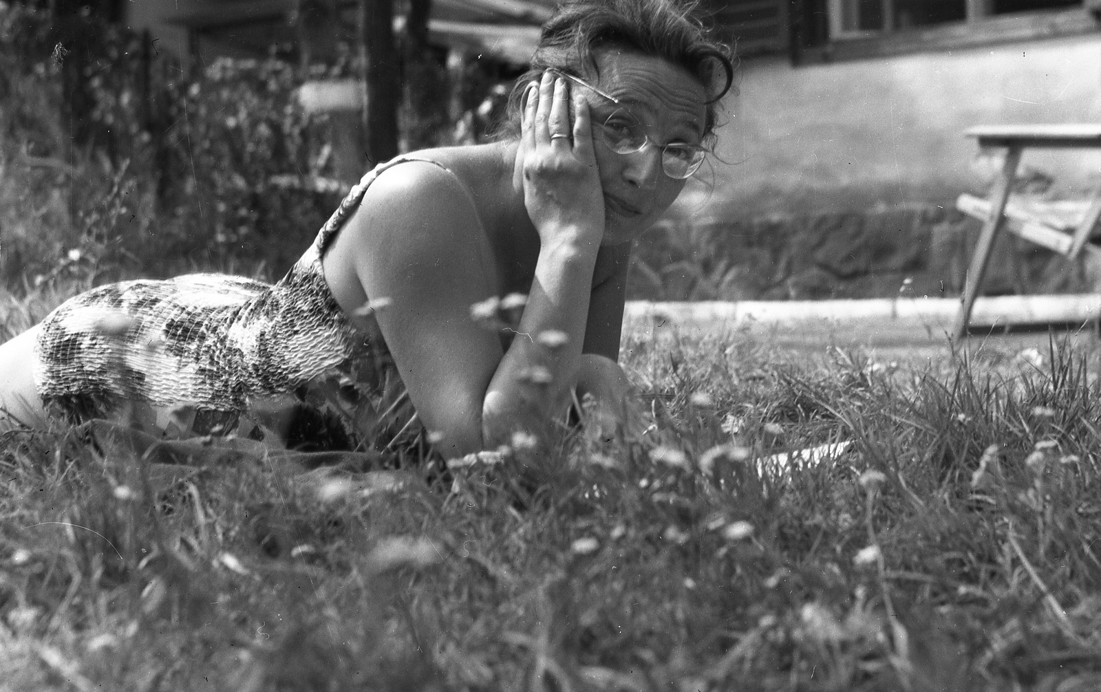 Magyarország,Balaton, Siófok, Szabadifürdő (ekkor Balatonszabadi-fürdőtelep)., 1960, Korenchy László, portré, fürdőruha, kert, szemüveg, nő, nyugágy, fejtámasztás, Fortepan #44535