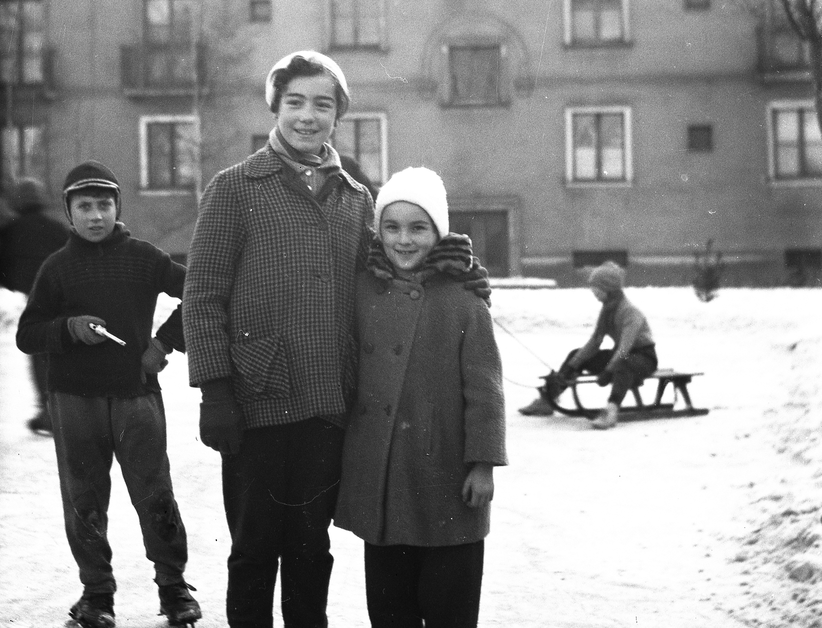 Hungary, Budapest XIII., Gyöngyösi utca és József Attila tér közötti háztömb udvara., 1962, Korenchy László, sledge, Budapest, Fortepan #44539