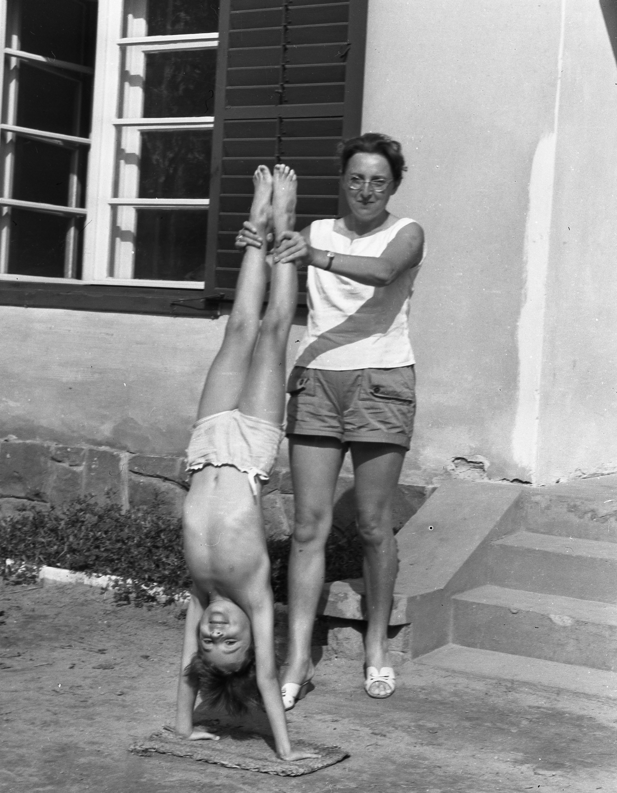 Hungary,Lake Balaton, Siófok, Szabadifürdő (ekkor Balatonszabadi-fürdőtelep)., 1962, Korenchy László, exercise, handstand, feat, Fortepan #44540