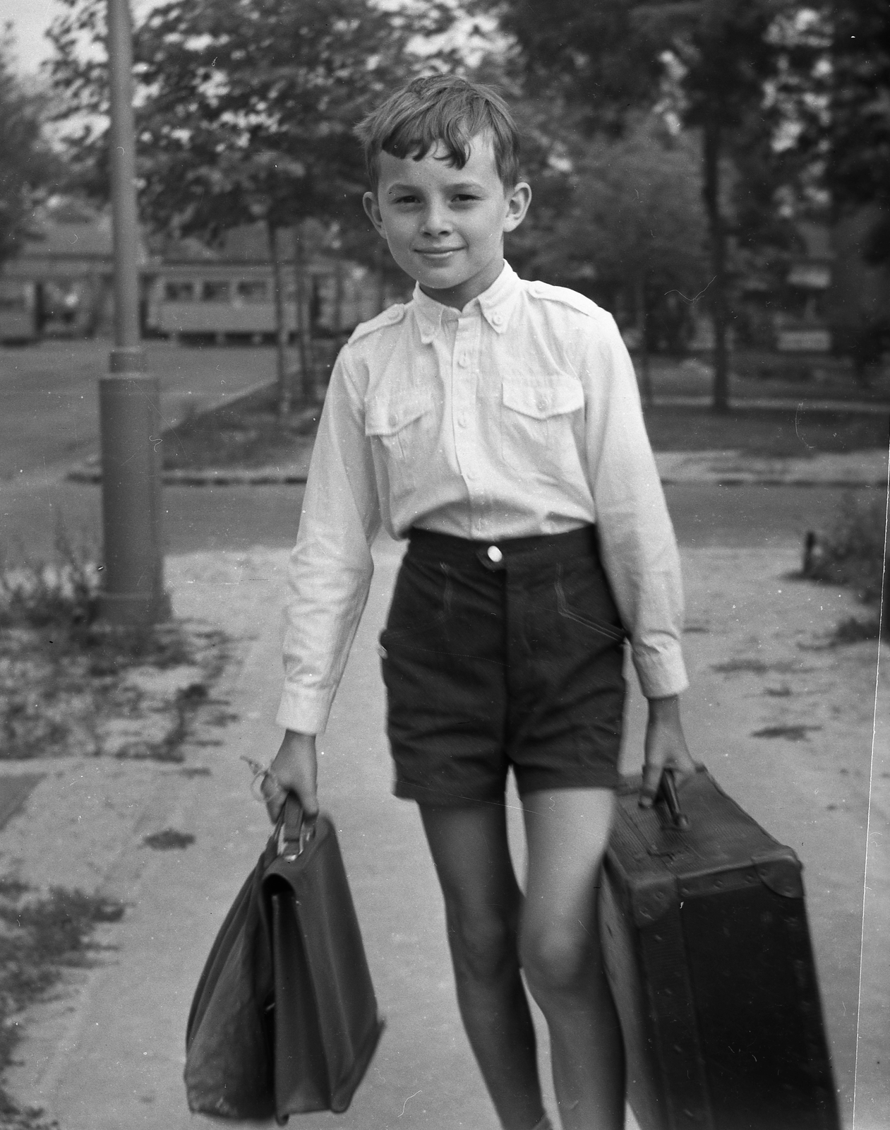 Magyarország, Budapest XIII., Gyöngyösi utca, jobbra a Kedves utca torkolata a Béke utca felé nézve., 1960, Korenchy László, portré, bőrönd, aktatáska, fiú, Budapest, Fortepan #44542